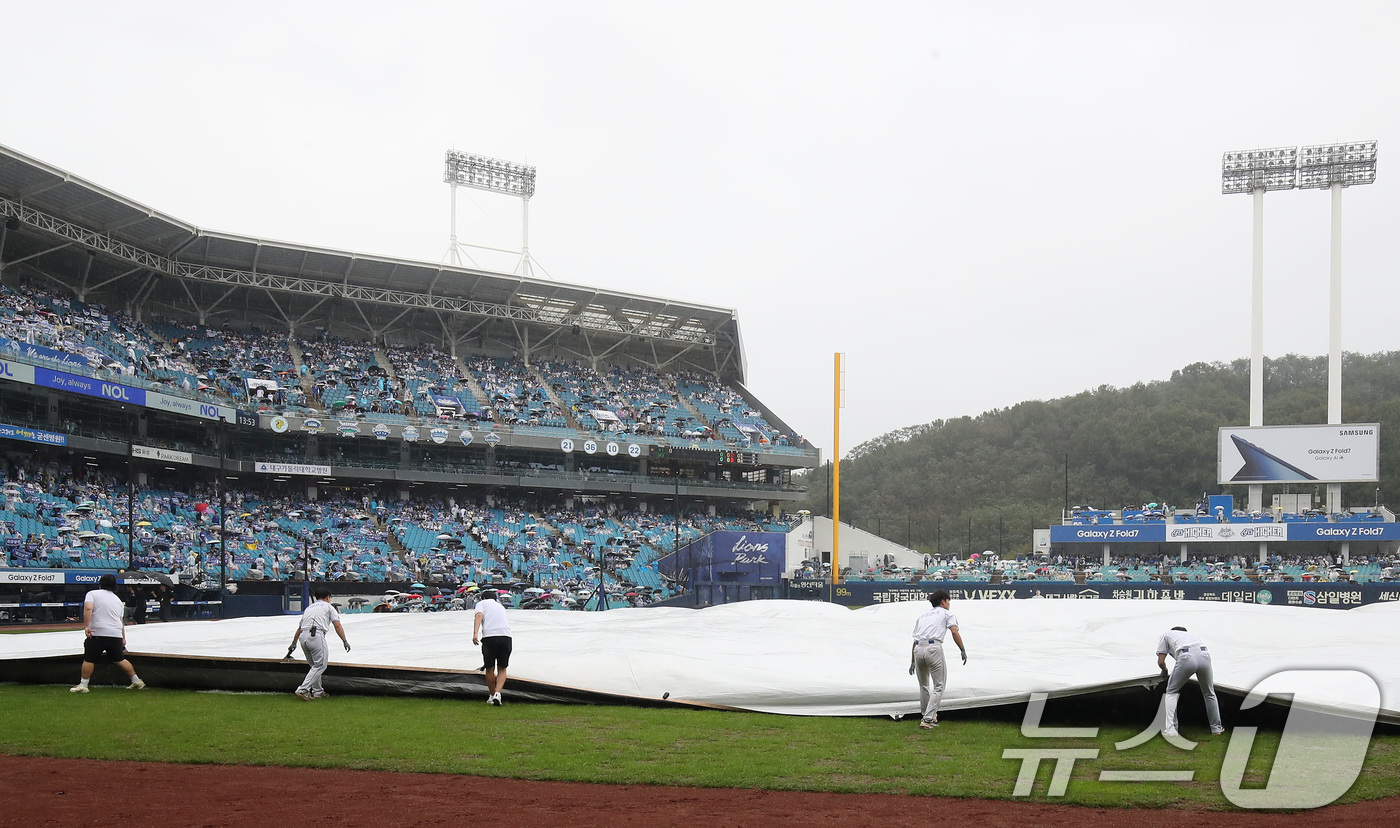 (대구=뉴스1) 공정식 기자 = 7일 오후 대구 삼성라이온즈파크에서 열리는 프로야구 2025 신한 SOL뱅크 KBO 와일드카드 결정전 2차전, 삼성 라이온즈와 NC 다이노스의 경기 …