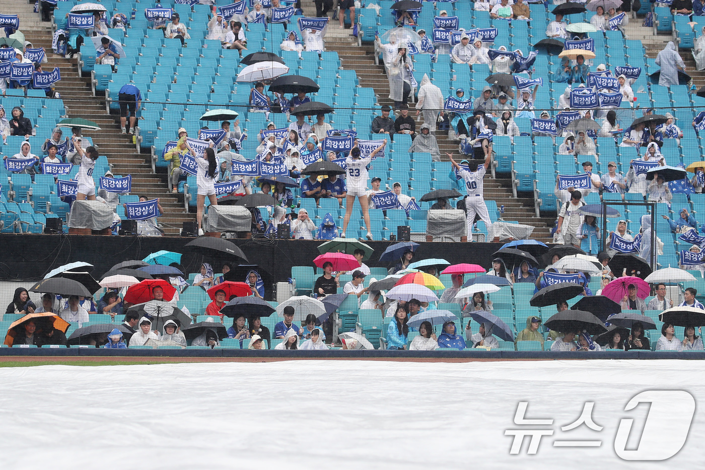 (대구=뉴스1) 공정식 기자 = 7일 오후 대구 삼성라이온즈파크에서 열리는 프로야구 2025 신한 SOL뱅크 KBO 와일드카드 결정전 2차전, 삼성 라이온즈와 NC 다이노스의 경기 …