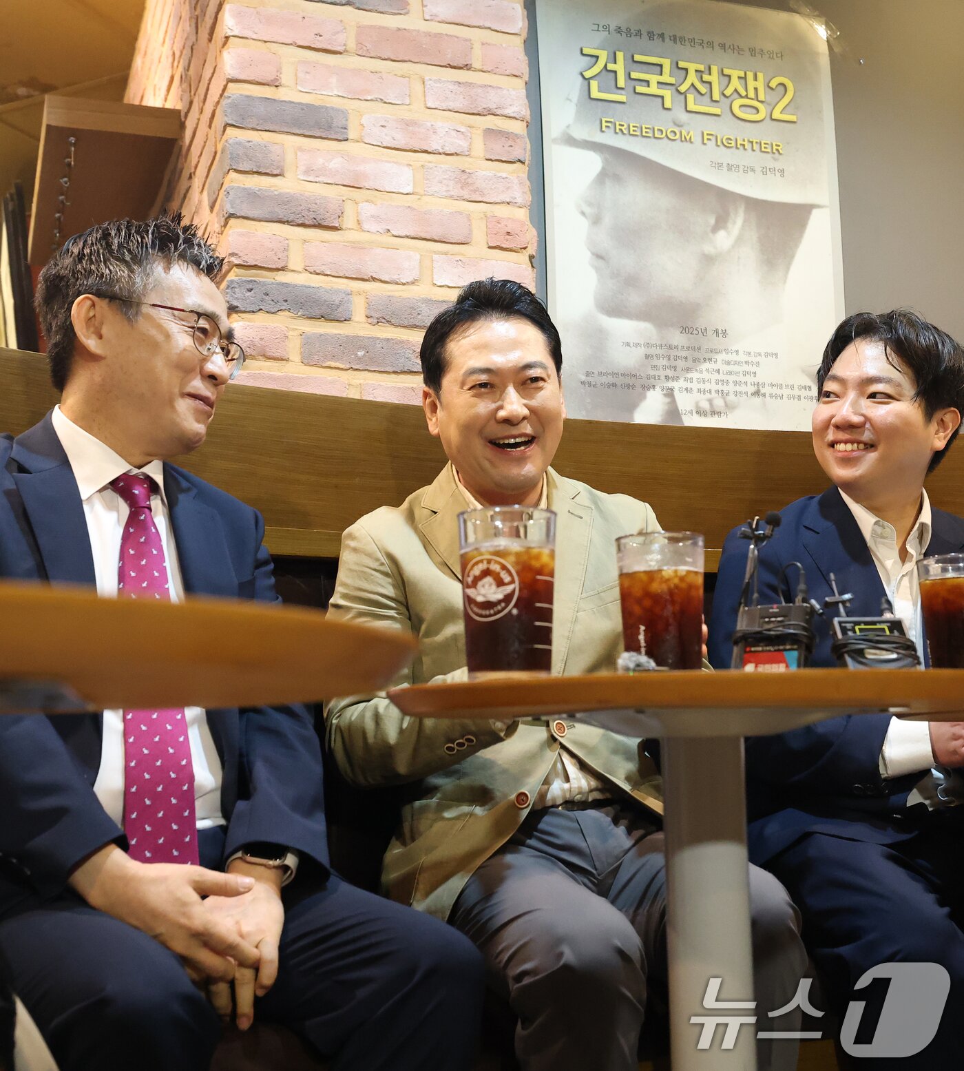 본문 이미지 - 장동혁 국민의힘 대표가 7일 오후 서울 영등포구 롯데시네마 영등포점에서 영화 &#39;건국전쟁2&#39; 관람을 앞두고 김덕영 감독과 대화를 나누고 있다. 2025.10.7/뉴스1 ⓒ News1 오대일 기자