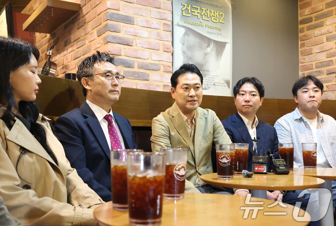 본문 이미지 - 장동혁 국민의힘 대표가 7일 오후 서울 영등포구 롯데시네마 영등포점에서 영화 &#39;건국전쟁2&#39; 관람을 앞두고 김덕영 감독&#40;왼쪽 두번째&#41;과 대화를 나누고 있다. 2025.10.7/뉴스1 ⓒ News1 오대일 기자