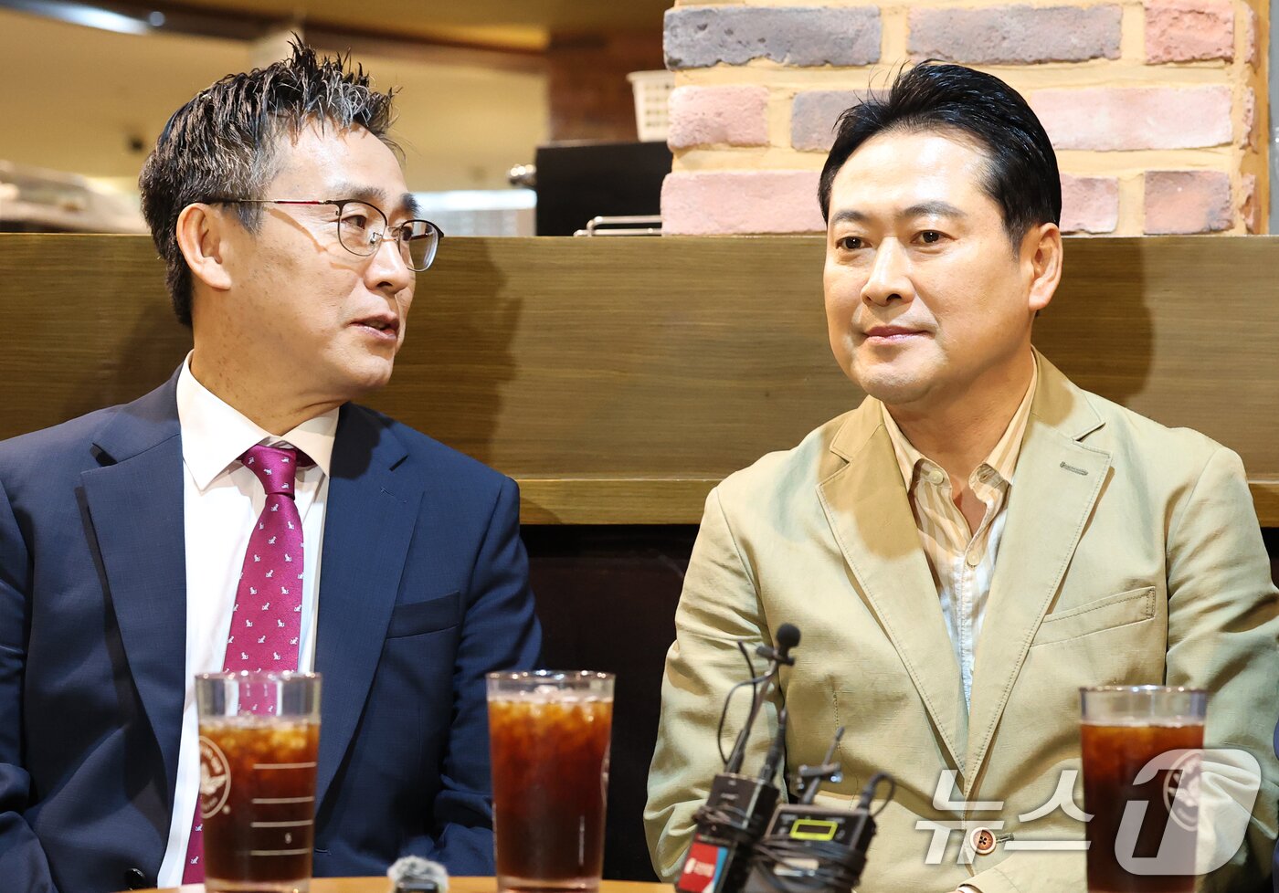 본문 이미지 - 장동혁 국민의힘 대표가 7일 오후 서울 영등포구 롯데시네마 영등포점에서 영화 &#39;건국전쟁2&#39; 관람을 앞두고 김덕영 감독과 대화를 나누고 있다. 2025.10.7/뉴스1 ⓒ News1 오대일 기자