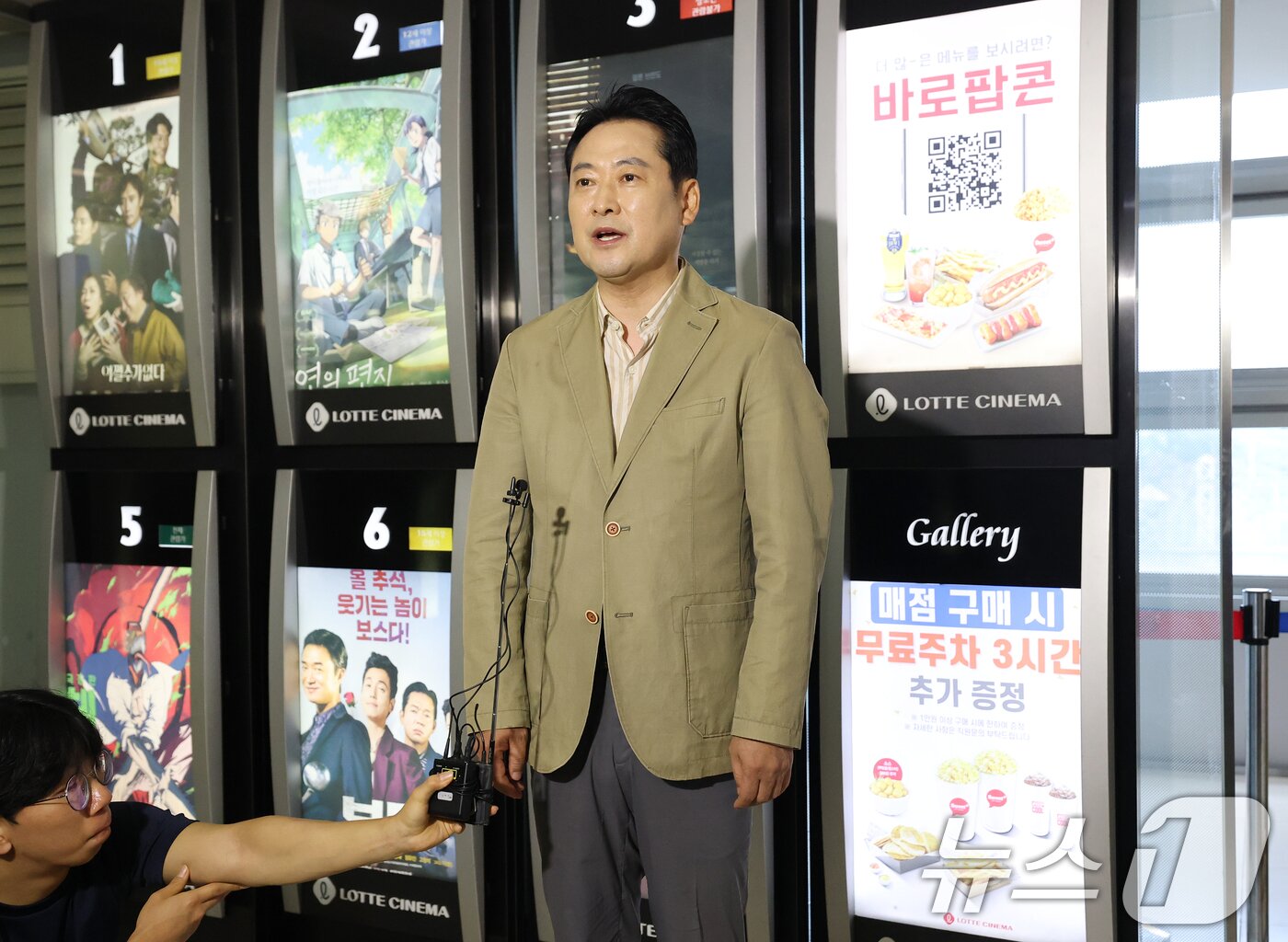 본문 이미지 - 장동혁 국민의힘 대표가 7일 오후 서울 영등포구 롯데시네마 영등포점에서 영화 &#39;건국전쟁2&#39; 관람을 앞두고 취재진의 질문에 답하고 있다. 2025.10.7/뉴스1 ⓒ News1 오대일 기자