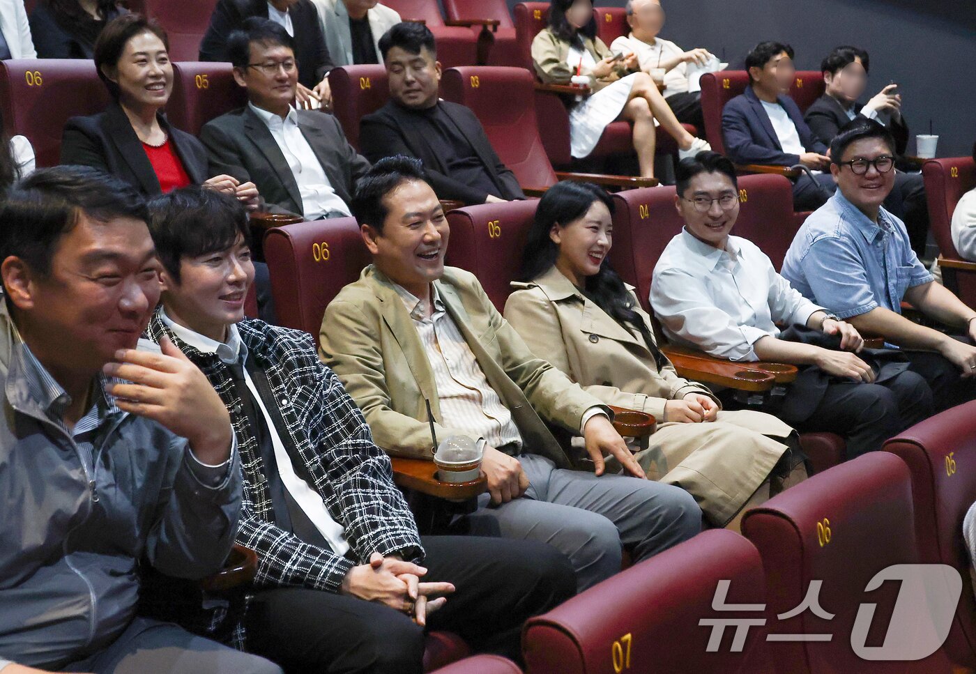 본문 이미지 - 장동혁 국민의힘 대표가 7일 오후 서울 영등포구 롯데시네마 영등포점에서 영화 &#39;건국전쟁2&#39;를 관람하고 있다. &#40;공동취재&#41; 2025.10.7/뉴스1 ⓒ News1 오대일 기자