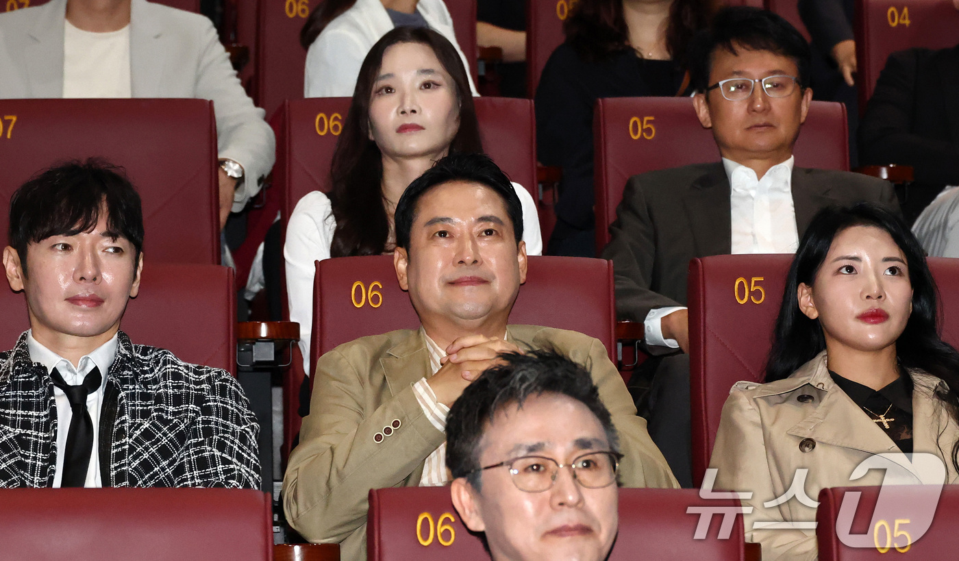 (서울=뉴스1) 오대일 기자 = 장동혁 국민의힘 대표가 7일 오후 서울 영등포구 롯데시네마 영등포점에서 영화 '건국전쟁2'를 관람하고 있다.  (공동취재) 2025.10.7/뉴스1 …