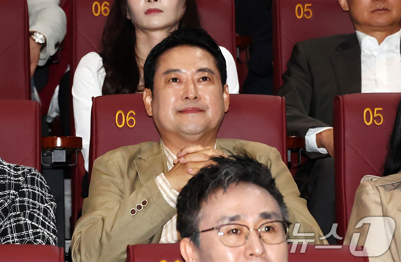 (서울=뉴스1) 오대일 기자 = 장동혁 국민의힘 대표가 7일 오후 서울 영등포구 롯데시네마 영등포점에서 영화 '건국전쟁2'를 관람하고 있다.  (공동취재) 2025.10.7/뉴스1 …