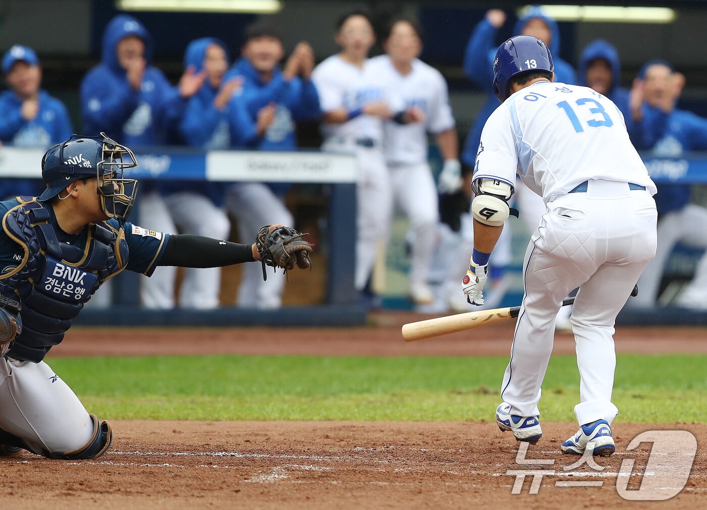 본문 이미지 - 7일 오후 대구 삼성라이온즈파크에서 열린 프로야구 2025 신한 SOL뱅크 KBO 와일드카드 결정전 2차전, 삼성 라이온즈와 NC 다이노스의 경기, 1회말 2사 만루 상황 삼성 6번타자 이성규가 볼넷을 골라내고 있다. 3루주자 이재현이 홈을 밟아 득점 성공. 2025.10.7/뉴스1 ⓒ News1 공정식 기자