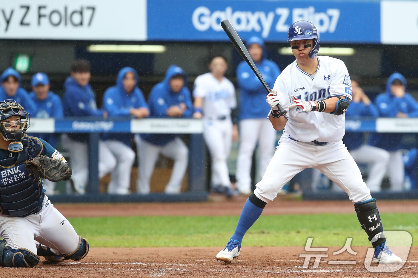 본문 이미지 - 7일 오후 대구 삼성라이온즈파크에서 열린 프로야구 2025 신한 SOL뱅크 KBO 와일드카드 결정전 2차전, 삼성 라이온즈와 NC 다이노스의 경기, 1회말 2사 만루 상황 삼성 7번타자 강민호가 볼넷을 골라내고 있다. 3루주자 구자욱이 홈을 밟아 득점 성공. 2025.10.7/뉴스1 ⓒ News1 공정식 기자