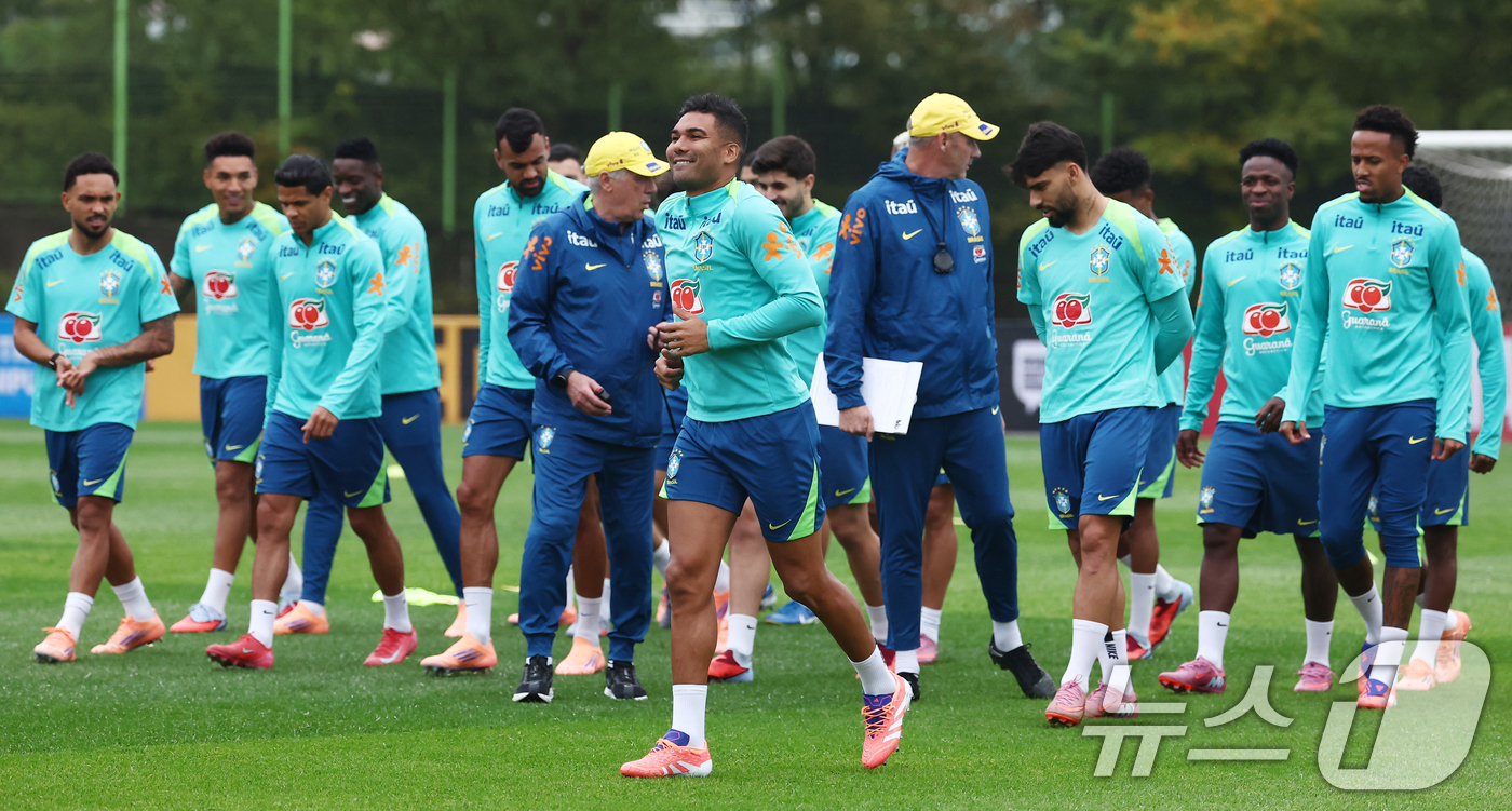 (고양=뉴스1) 김민지 기자 = 브라질 축구대표팀 카를로 안첼로티 감독과 선수들이 7일 오후 경기도 고양시 일산서구 고양종합운동장 보조구장에서 미디어 공개로 진행된 훈련에서 이동하 …