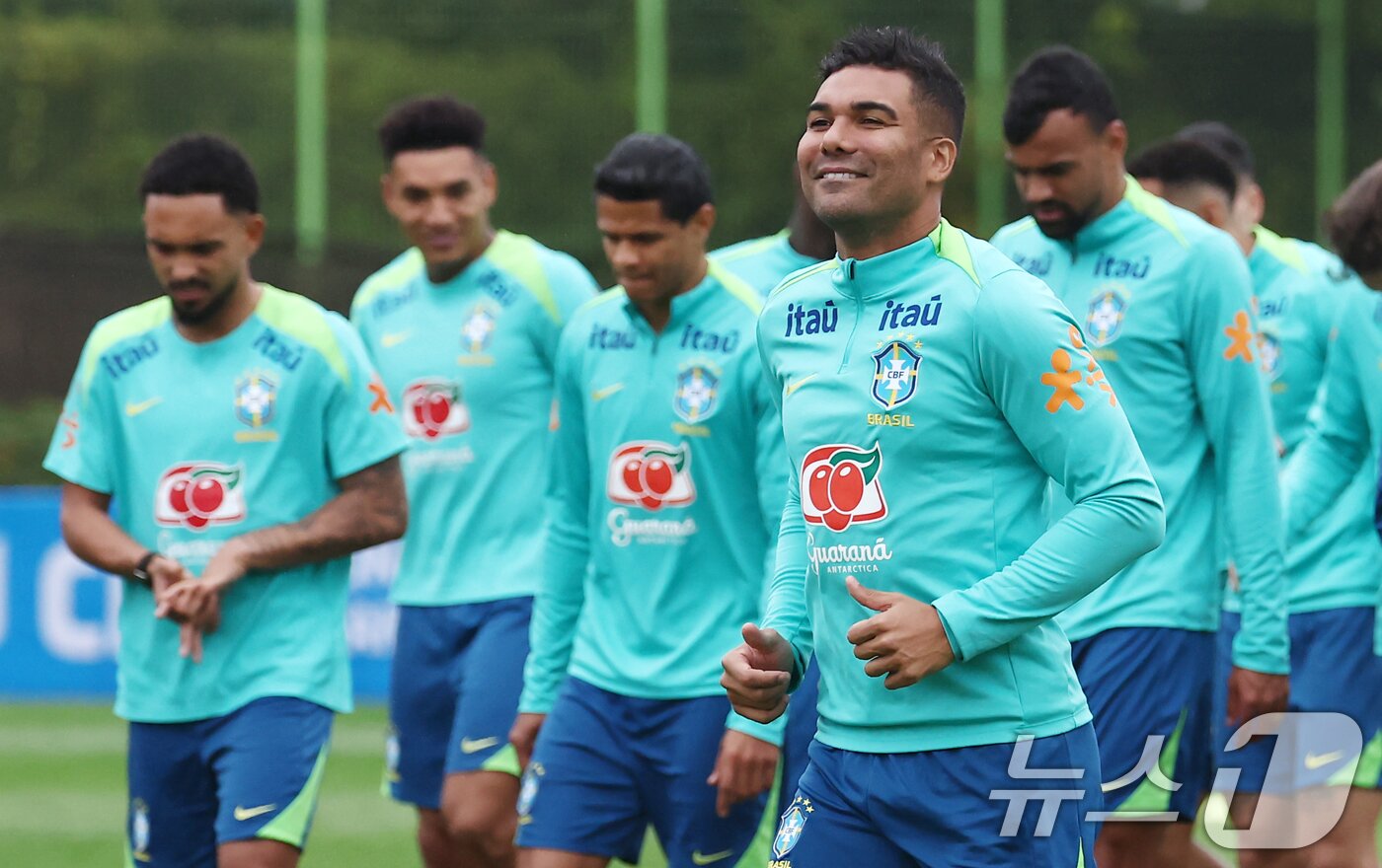 본문 이미지 - 7일 오후 경기도 고양시 일산서구 고양종합운동장 보조구장에서 미디어 공개로 진행된 브라질 축구대표팀 훈련에서 카세미루 등 선수들이 훈련하고 있다. 한국 축구대표팀과 브라질 축구대표팀은 오는 10일 오후 8시 서울월드컵경기장에서 평가전을 치른다. 2025.10.7/뉴스1 ⓒ News1 김민지 기자