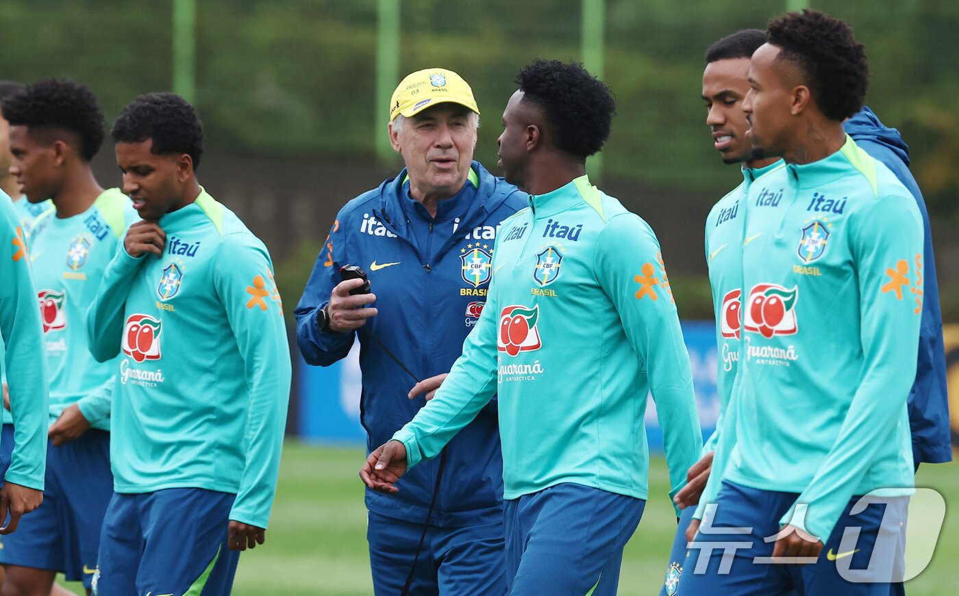 본문 이미지 - 브라질 축구대표팀 카를로 안첼로티 감독이 7일 오후 경기도 고양시 일산서구 고양종합운동장 보조구장에서 미디어 공개로 진행된 브라질 축구대표팀 훈련에서 비니시우스 등 선수들과 대화하고 있다. 2025.10.7/뉴스1 ⓒ News1 김민지 기자