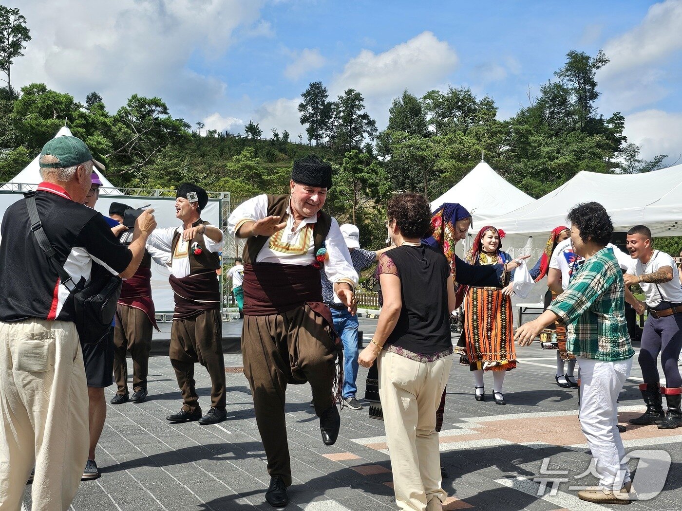 본문 이미지 - 그리스 해외 공연단 거리 퍼레이드 장면 &#40;조직위 제공. 재판매 및 DB금지&#41; /뉴스1