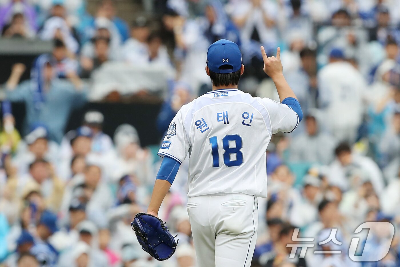 본문 이미지 - 7일 오후 대구 삼성라이온즈파크에서 열린 프로야구 2025 신한 SOL뱅크 KBO 와일드카드 결정전 2차전, 삼성 라이온즈와 NC 다이노스의 경기, 4회초 NC 5번타자 권희동의 파울 타구를 삼성 3루수 김영웅이 잡아내자 원태인이 고마움을 표하고 있다. 2025.10.7/뉴스1 ⓒ News1 공정식 기자