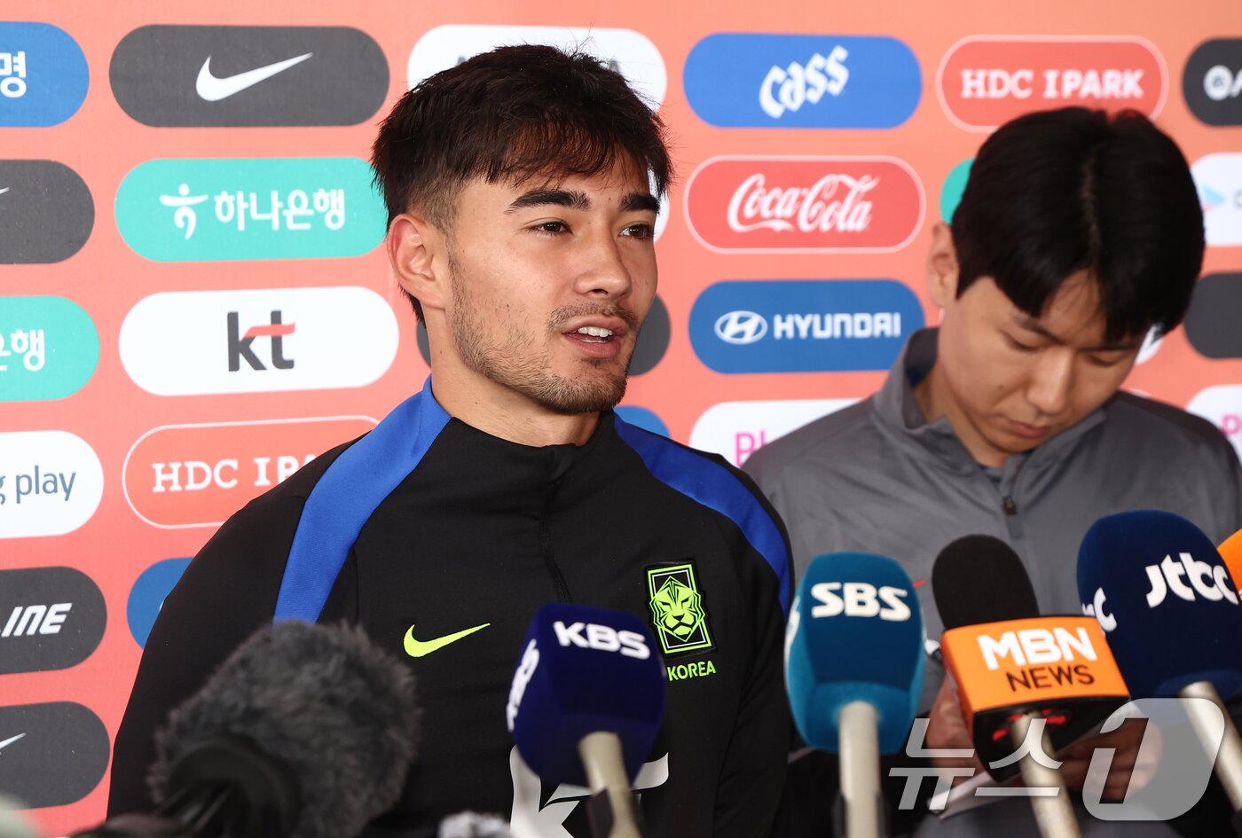 본문 이미지 - 한국 축구국가대표팀 옌스 카스트로프가 7일 오후 경기도 고양시 일산서구 고양종합운동장 보조구장에서 브라질과의 평가전을 앞두고 열린 훈련 및 팬 오픈 트레이닝 행사에 앞서 취재진 질의에 답변하고 있다. 2025.10.7/뉴스1 ⓒ News1 김민지 기자