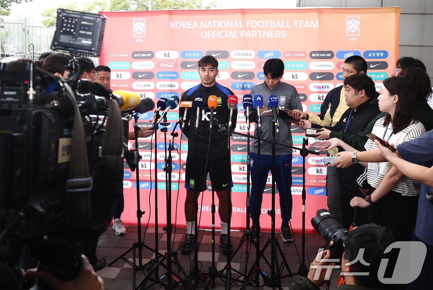 본문 이미지 - 한국 축구국가대표팀 옌스 카스트로프가 7일 오후 경기도 고양시 일산서구 고양종합운동장 보조구장에서 브라질과의 평가전을 앞두고 열린 훈련 및 팬 오픈 트레이닝 행사에 앞서 취재진 질의에 답변하고 있다. 2025.10.7/뉴스1 ⓒ News1 김민지 기자