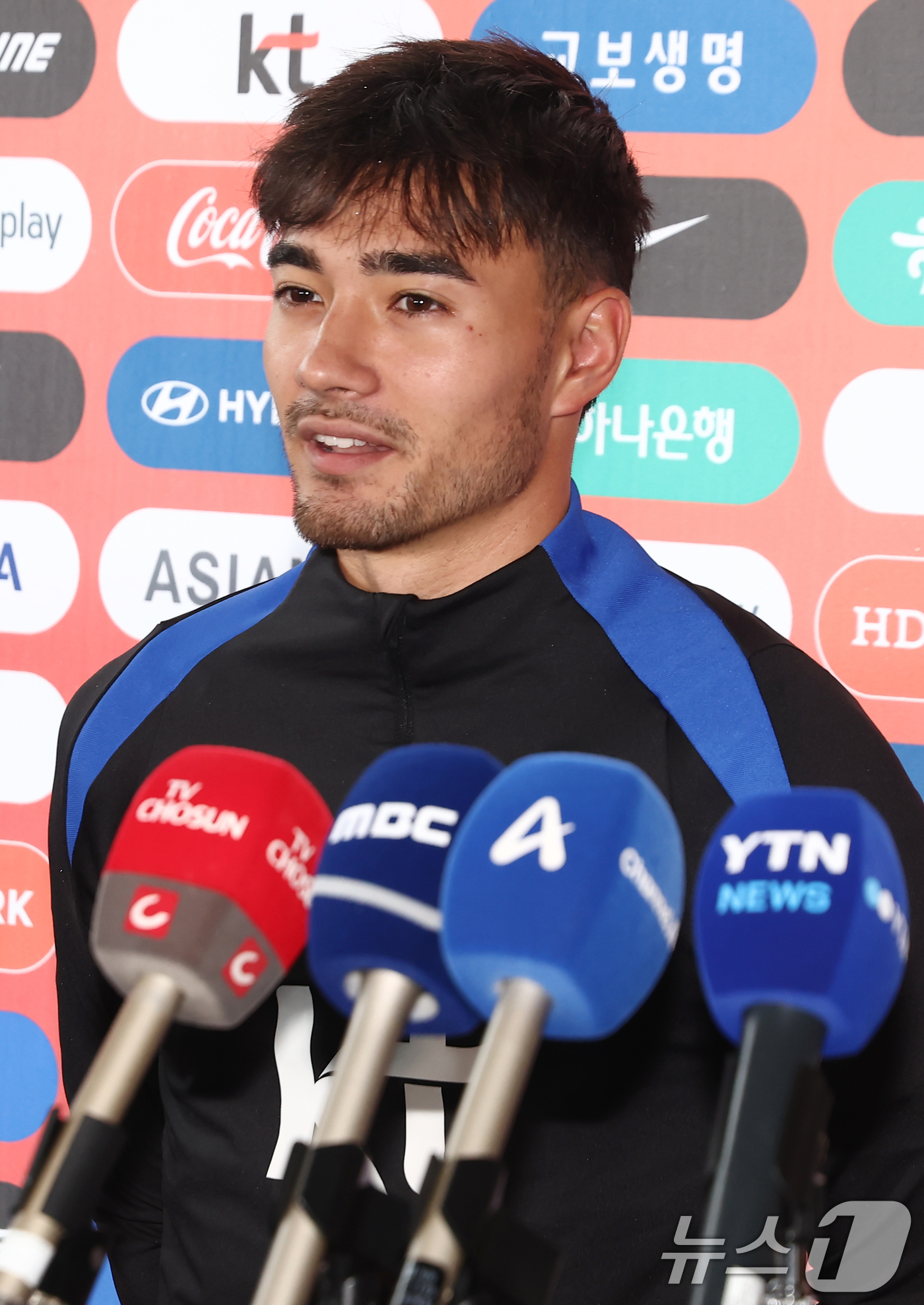 (고양=뉴스1) 김민지 기자 = 한국 축구국가대표팀 옌스 카스트로프가 7일 오후 경기도 고양시 일산서구 고양종합운동장 보조구장에서 브라질과의 평가전을 앞두고 열린 훈련 및 팬 오픈 …