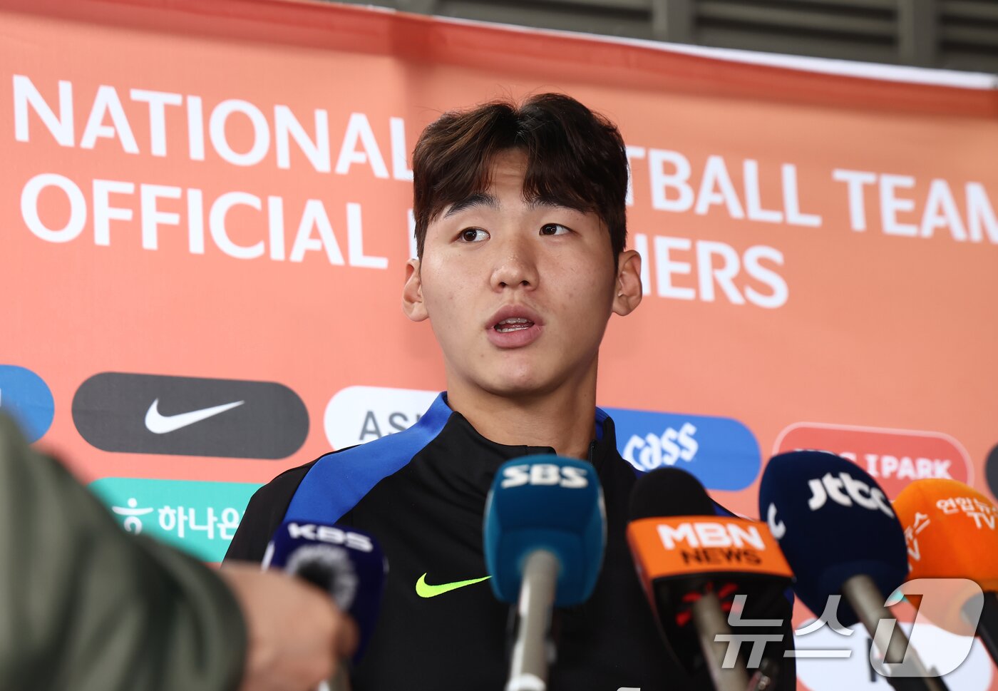 본문 이미지 - 한국 축구국가대표팀 김지수가 7일 오후 경기도 고양시 일산서구 고양종합운동장 보조구장에서 브라질과의 평가전을 앞두고 열린 훈련 및 팬 오픈 트레이닝 행사에 앞서 취재진 질의에 답변하고 있다. 2025.10.7/뉴스1 ⓒ News1 김민지 기자