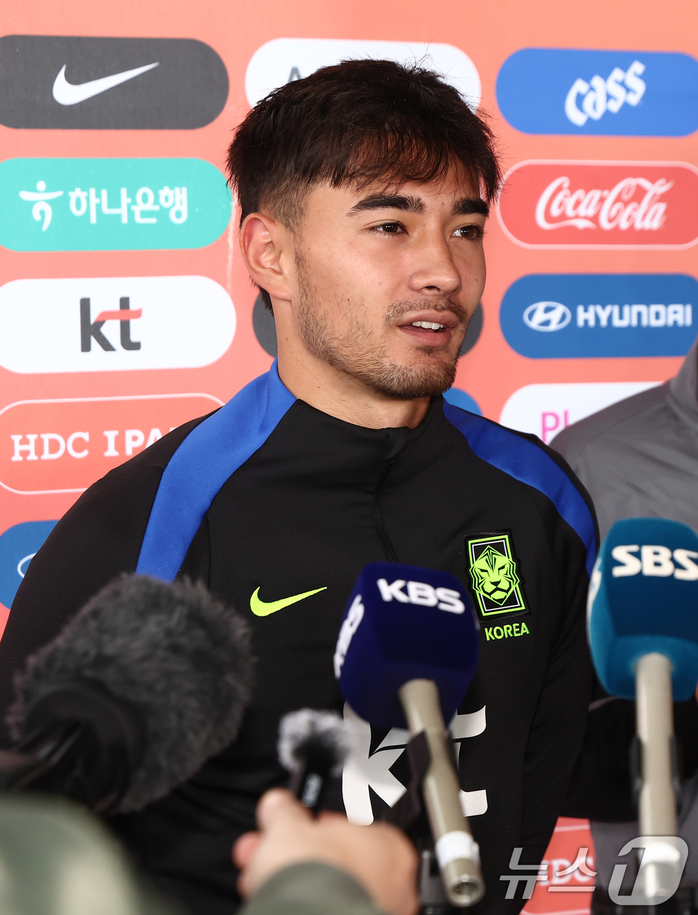 (고양=뉴스1) 김민지 기자 = 한국 축구국가대표팀 옌스 카스트로프가 7일 오후 경기도 고양시 일산서구 고양종합운동장 보조구장에서 브라질과의 평가전을 앞두고 열린 훈련 및 팬 오픈 …