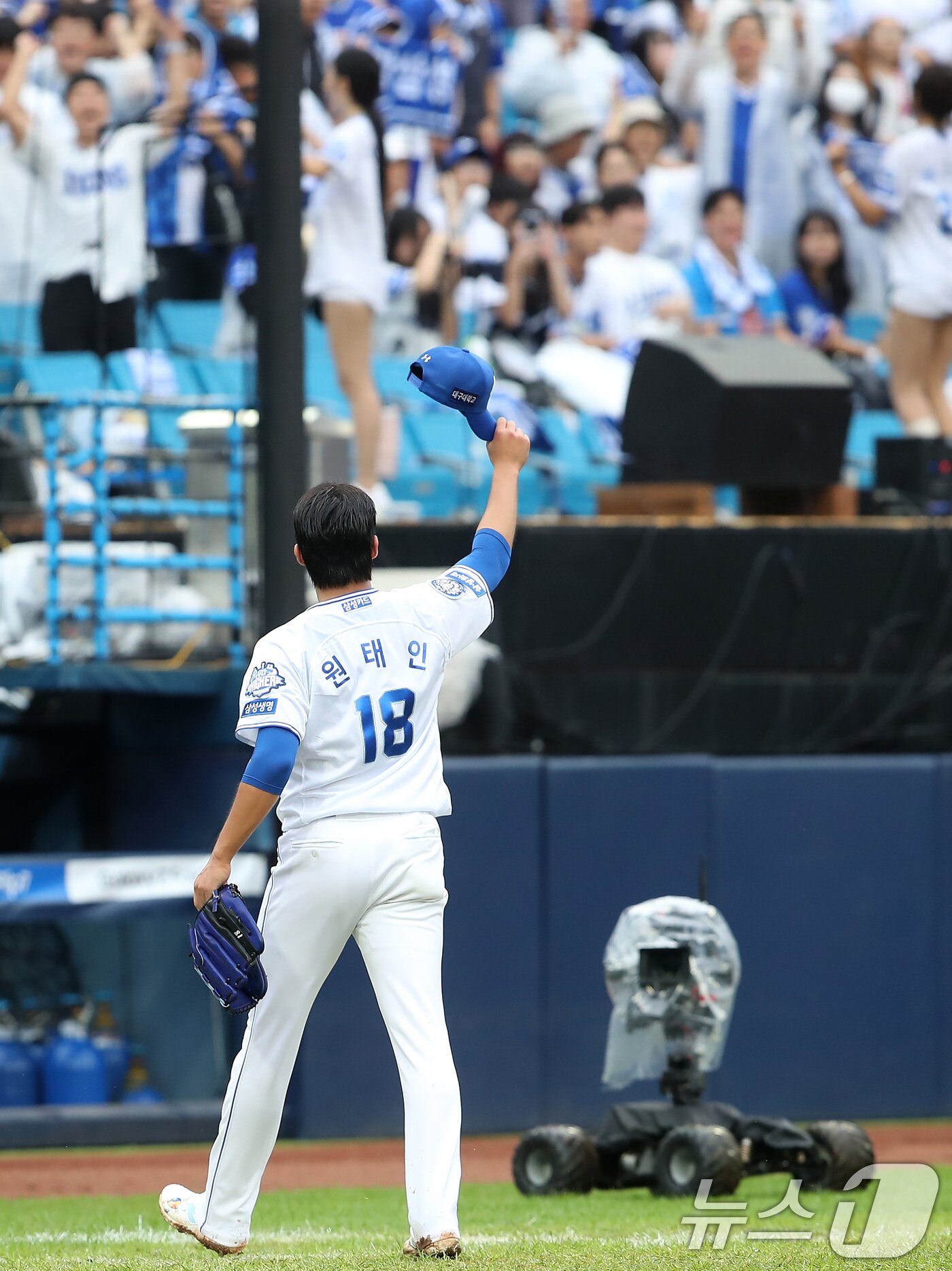 본문 이미지 - 7일 오후 대구 삼성라이온즈파크에서 열린 프로야구 2025 신한 SOL뱅크 KBO 와일드카드 결정전 2차전, 삼성 라이온즈와 NC 다이노스의 경기, 6회초 실점 위기를 넘긴 삼성 선발투수 원태인이 인사하고 있다. 2025.10.7/뉴스1 ⓒ News1 공정식 기자
