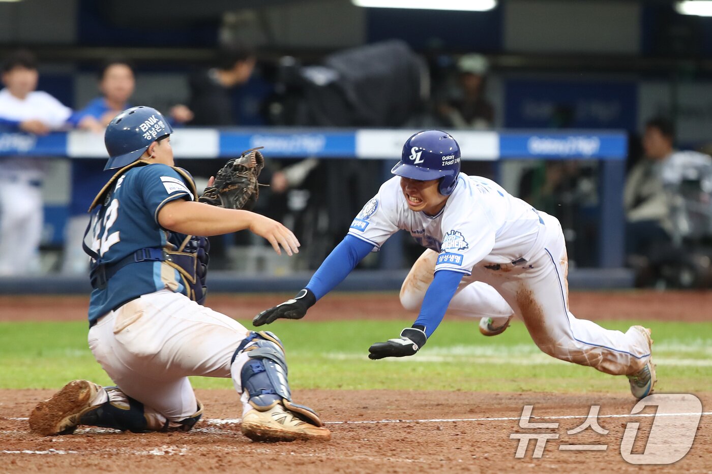 본문 이미지 - 7일 오후 대구 삼성라이온즈파크에서 열린 프로야구 2025 신한 SOL뱅크 KBO 와일드카드 결정전 2차전, 삼성 라이온즈와 NC 다이노스의 경기 8회말 1사 3루 상황 삼성 2번타자 김성윤의 좌익수 희생플라이 타구 때 3루주자 김헌곤을 홈으로 쇄도하고 있다. 비디오 판독 결과 세이프 득점 인정. 2025.10.7/뉴스1 ⓒ News1 공정식 기자
