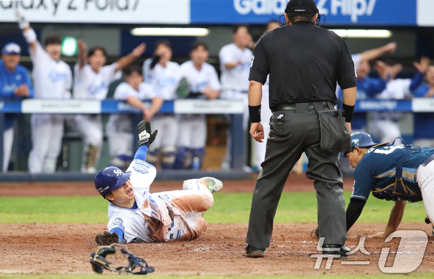 본문 이미지 - 7일 오후 대구 삼성라이온즈파크에서 열린 프로야구 2025 신한 SOL뱅크 KBO 와일드카드 결정전 2차전, 삼성 라이온즈와 NC 다이노스의 경기 8회말 1사 3루 상황 삼성 2번타자 김성윤의 좌익수 희생플라이 타구 때 3루주자 김헌곤을 홈으로 쇄도하고 있다. 비디오 판독 결과 세이프 득점 인정. 2025.10.7/뉴스1 ⓒ News1 공정식 기자