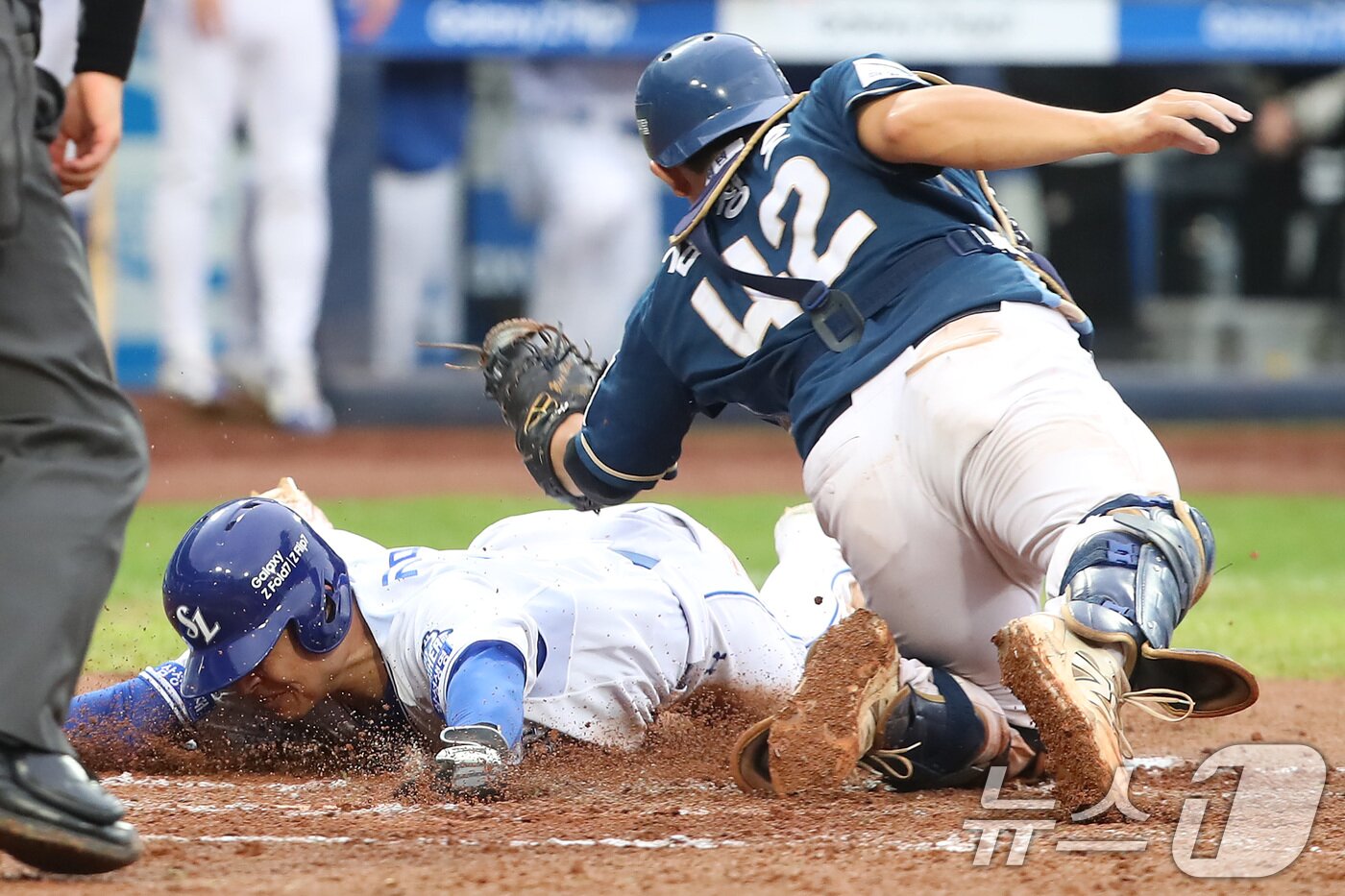본문 이미지 - 7일 오후 대구 삼성라이온즈파크에서 열린 프로야구 2025 신한 SOL뱅크 KBO 와일드카드 결정전 2차전, 삼성 라이온즈와 NC 다이노스의 경기 8회말 1사 3루 상황 삼성 2번타자 김성윤의 좌익수 희생플라이 타구 때 3루주자 김헌곤이 홈으로 쇄도하고 있다. 비디오 판독 결과 세이프 득점 인정. 2025.10.7/뉴스1 ⓒ News1 공정식 기자