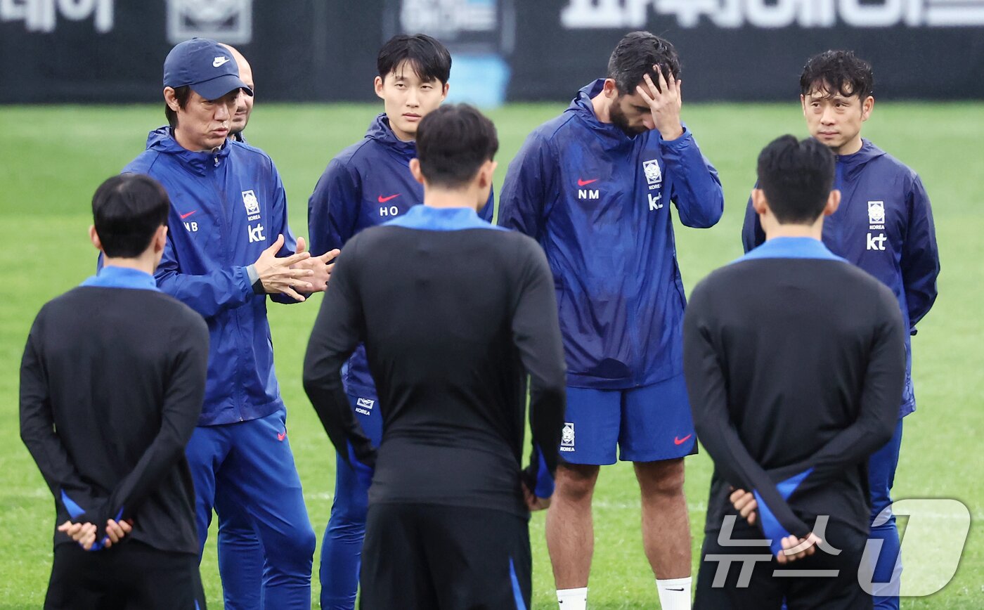 본문 이미지 - 한국 축구 국가대표팀 홍명보 감독이 7일 오후 경기도 고양시 일산서구 고양종합운동장 보조구장에서 열린 팬 오픈 트레이닝 행사에서 훈련에 앞서 선수들과 대화하고 있다. 한국 축구대표팀은 오는 10일 오후 8시 서울월드컵경기장에서 브라질과 평가전을 치른 뒤 14일 파라과이와 맞붙는다. 2025.10.7/뉴스1 ⓒ News1 김민지 기자