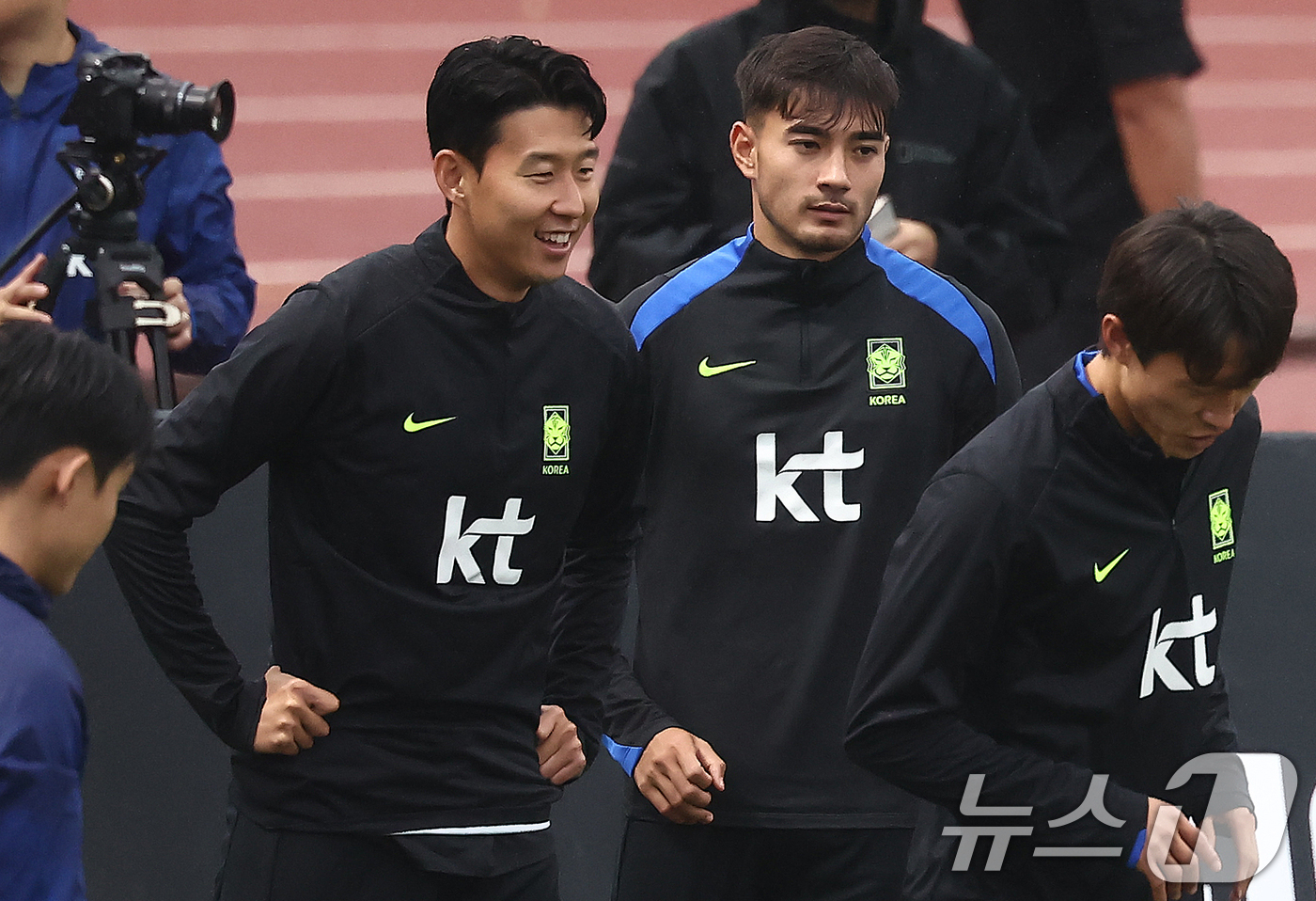 (고양=뉴스1) 김민지 기자 = 손흥민, 옌스 카스트로프 등 한국 축구 국가대표팀이 7일 오후 경기도 고양시 일산서구 고양종합운동장 보조구장에서 열린 팬 오픈 트레이닝 행사에서 몸 …