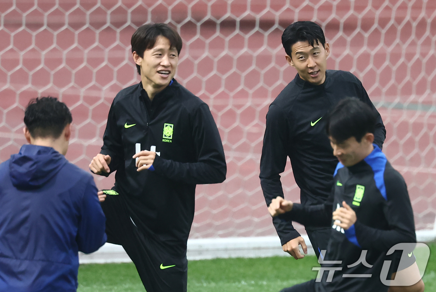 (고양=뉴스1) 김민지 기자 = 손흥민, 이재성 등 한국 축구 국가대표팀이 7일 오후 경기도 고양시 일산서구 고양종합운동장 보조구장에서 열린 팬 오픈 트레이닝 행사에서 몸을 풀고 …