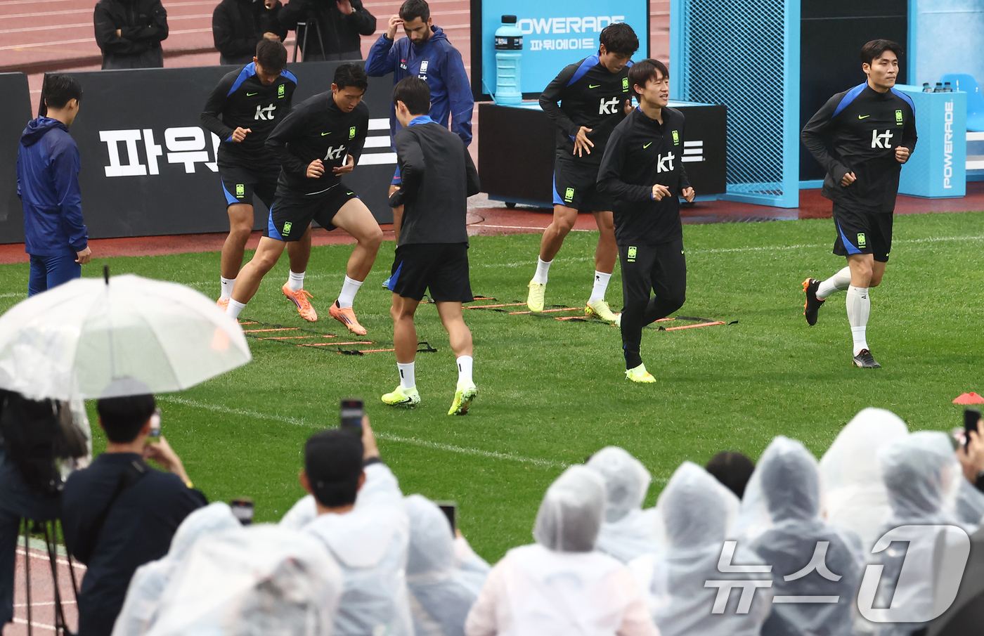 (고양=뉴스1) 김민지 기자 = 손흥민, 옌스 카스트로프 등 한국 축구 국가대표팀이 7일 오후 경기도 고양시 일산서구 고양종합운동장 보조구장에서 열린 팬 오픈 트레이닝 행사에서 몸 …