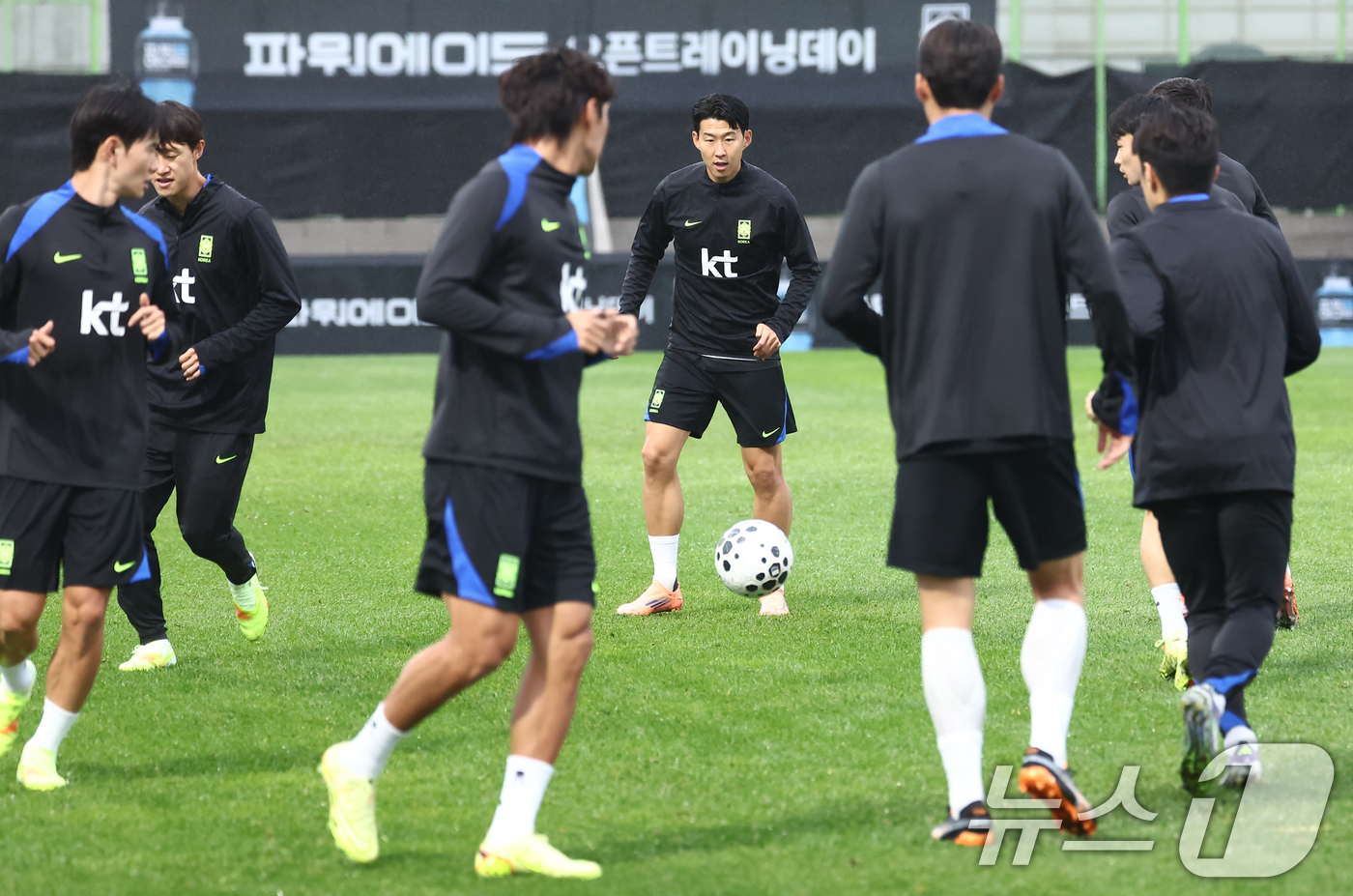 (고양=뉴스1) 김민지 기자 = 손흥민을 비롯한 한국 축구 국가대표팀이 7일 오후 경기도 고양시 일산서구 고양종합운동장 보조구장에서 열린 팬 오픈 트레이닝 행사에서 훈련하고 있다. …
