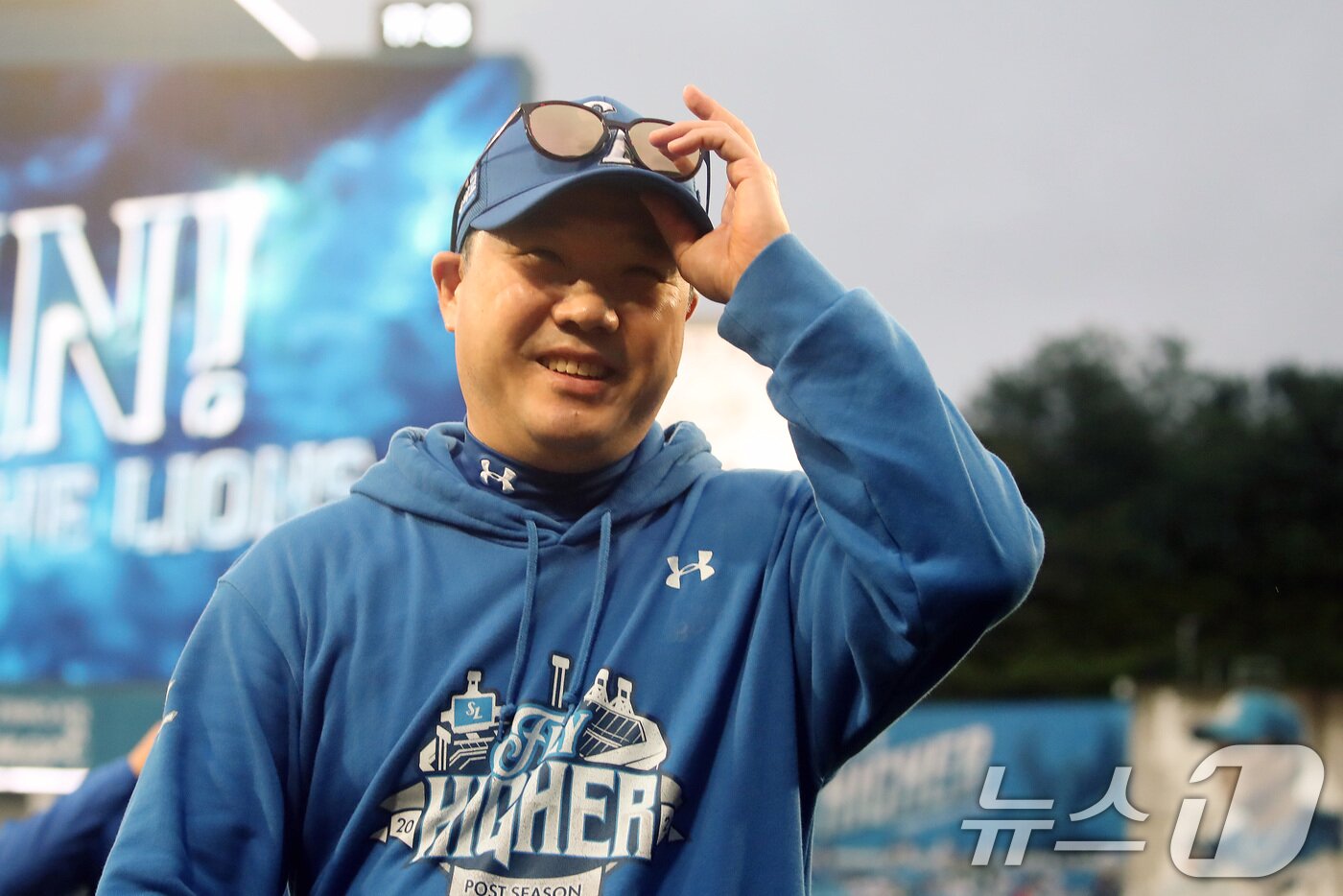 본문 이미지 - 7일 오후 대구 삼성라이온즈파크에서 열린 프로야구 2025 신한 SOL뱅크 KBO 와일드카드 결정전 2차전, 삼성 라이온즈와 NC 다이노스의 경기에서 3대 0 승리를 거두며 준플레이오프 진출을 확정지은 삼성 박진만 감독이 인사하고 있다. 2025.10.7/뉴스1 ⓒ News1 공정식 기자
