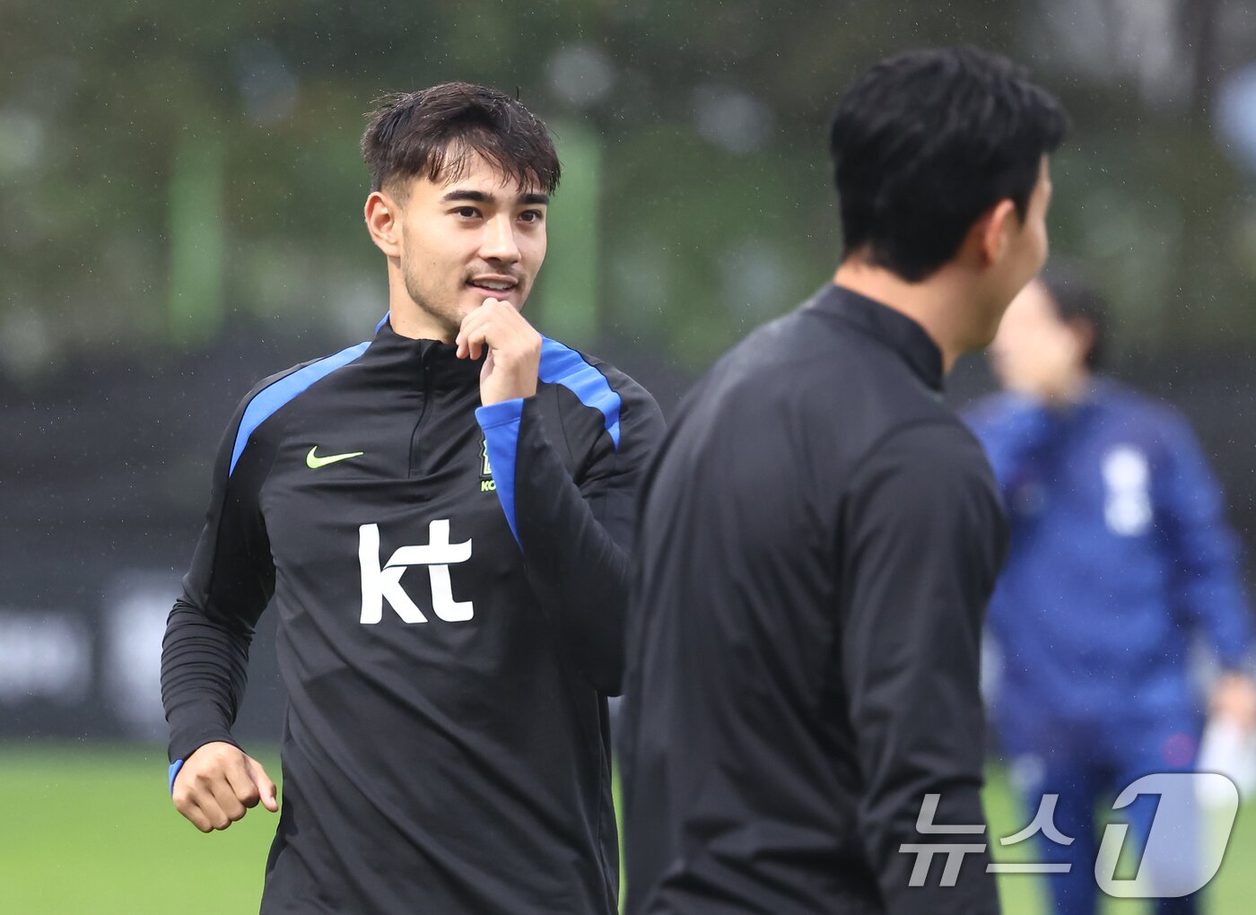본문 이미지 - 손흥민, 옌스 카스트로프 등 한국 축구 국가대표팀이 7일 오후 경기도 고양시 일산서구 고양종합운동장 보조구장에서 열린 팬 오픈 트레이닝 행사에서 몸을 풀고 있다. 한국 축구대표팀은 오는 10일 오후 8시 서울월드컵경기장에서 브라질과 평가전을 치른 뒤 14일 파라과이와 맞붙는다. 2025.10.7/뉴스1 ⓒ News1 김민지 기자