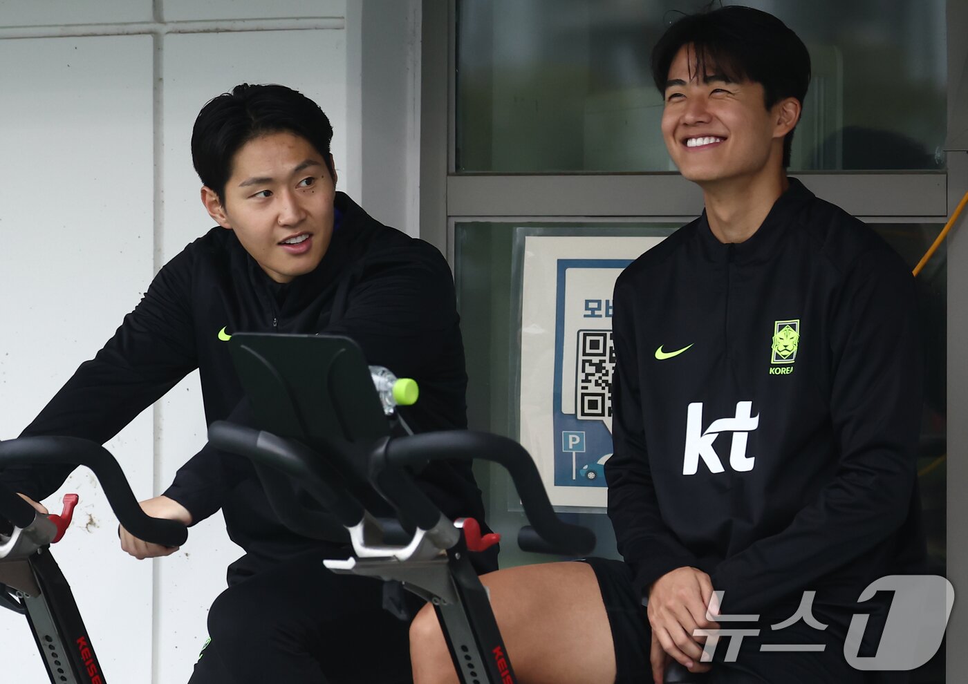 본문 이미지 - 한국 축구 국가대표팀 이강인과 설영우가 7일 오후 경기도 고양시 일산서구 고양종합운동장 보조구장에서 열린 팬 오픈 트레이닝 행사에서 훈련하고 있다. 한국 축구대표팀은 오는 10일 오후 8시 서울월드컵경기장에서 브라질과 평가전을 치른 뒤 14일 파라과이와 맞붙는다. 2025.10.7/뉴스1 ⓒ News1 김민지 기자