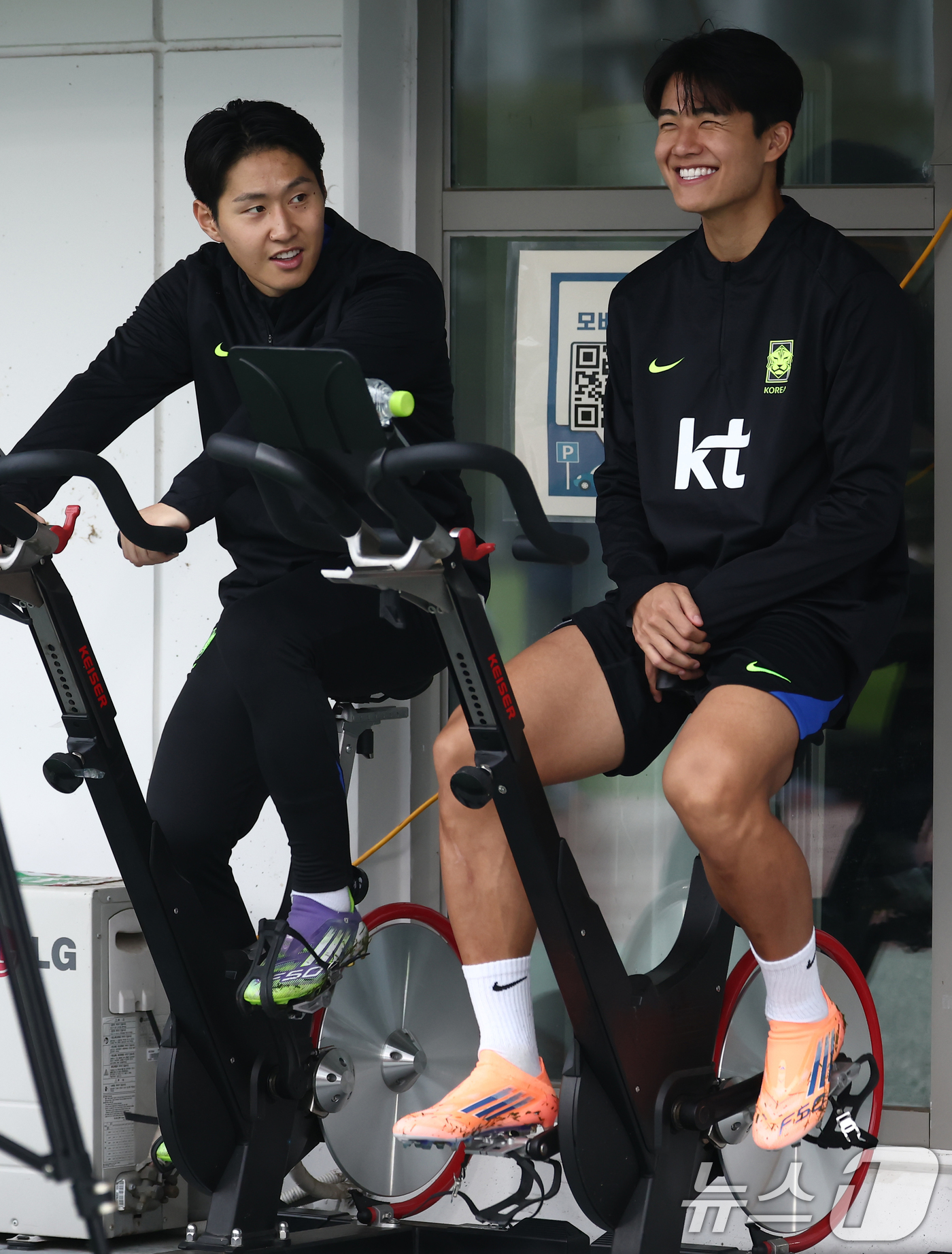 (고양=뉴스1) 김민지 기자 = 한국 축구 국가대표팀 이강인과 설영우가 7일 오후 경기도 고양시 일산서구 고양종합운동장 보조구장에서 열린 팬 오픈 트레이닝 행사에서 훈련하고 있다. …