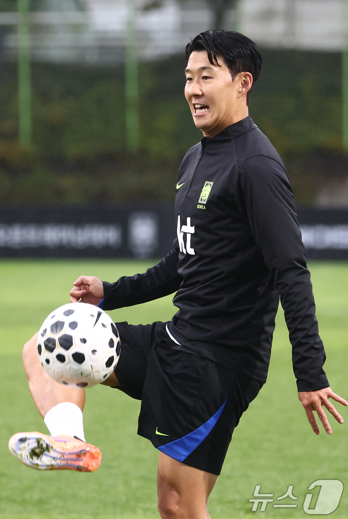 (고양=뉴스1) 김민지 기자 = 한국 축구 국가대표팀 손흥민이 7일 오후 경기도 고양시 일산서구 고양종합운동장 보조구장에서 열린 팬 오픈 트레이닝 행사에서 훈련하고 있다.한국 축구 …