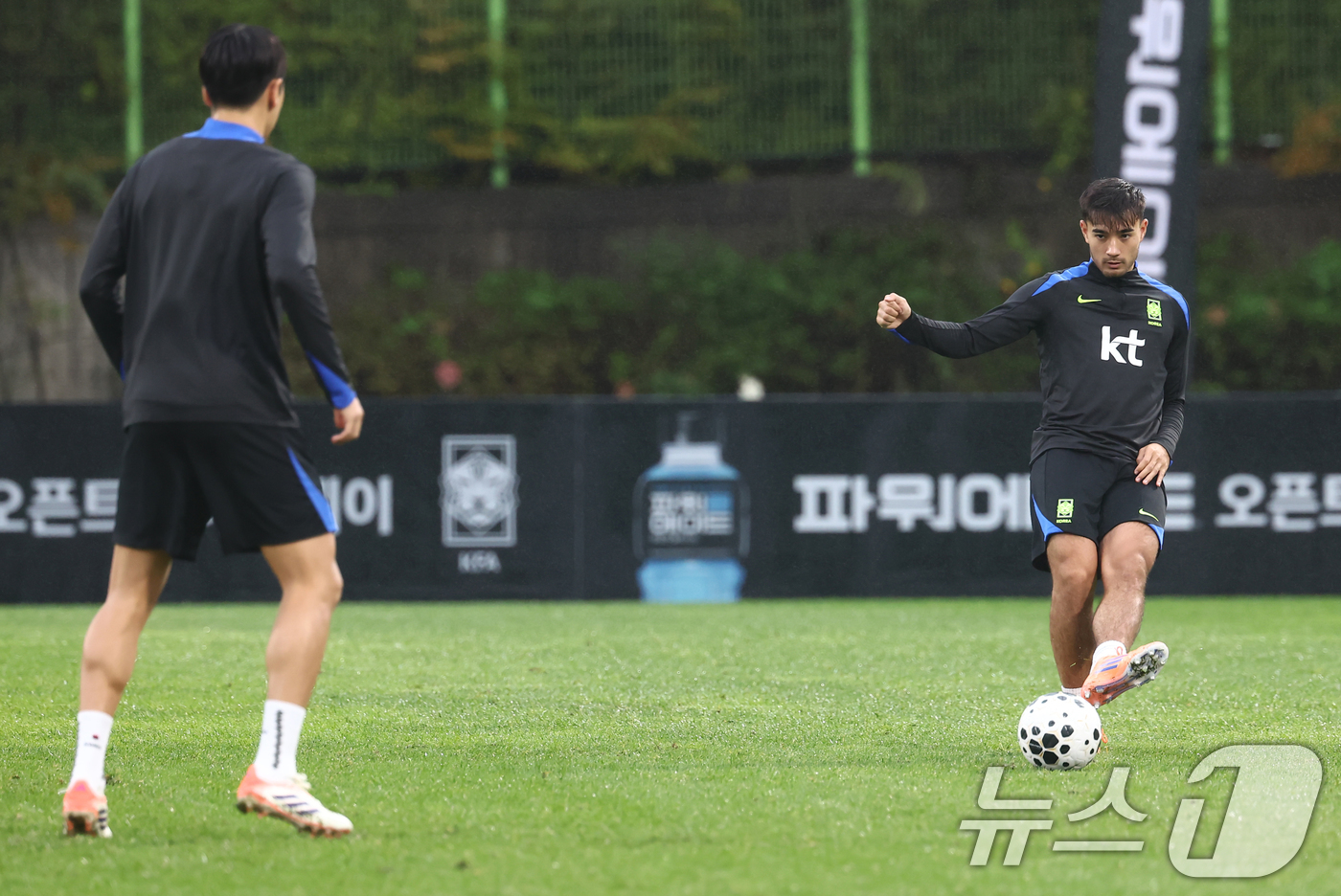 (고양=뉴스1) 김민지 기자 = 한국 축구 국가대표팀 옌스 카스트로프가 7일 오후 경기도 고양시 일산서구 고양종합운동장 보조구장에서 열린 팬 오픈 트레이닝 행사에서 훈련하고 있다. …