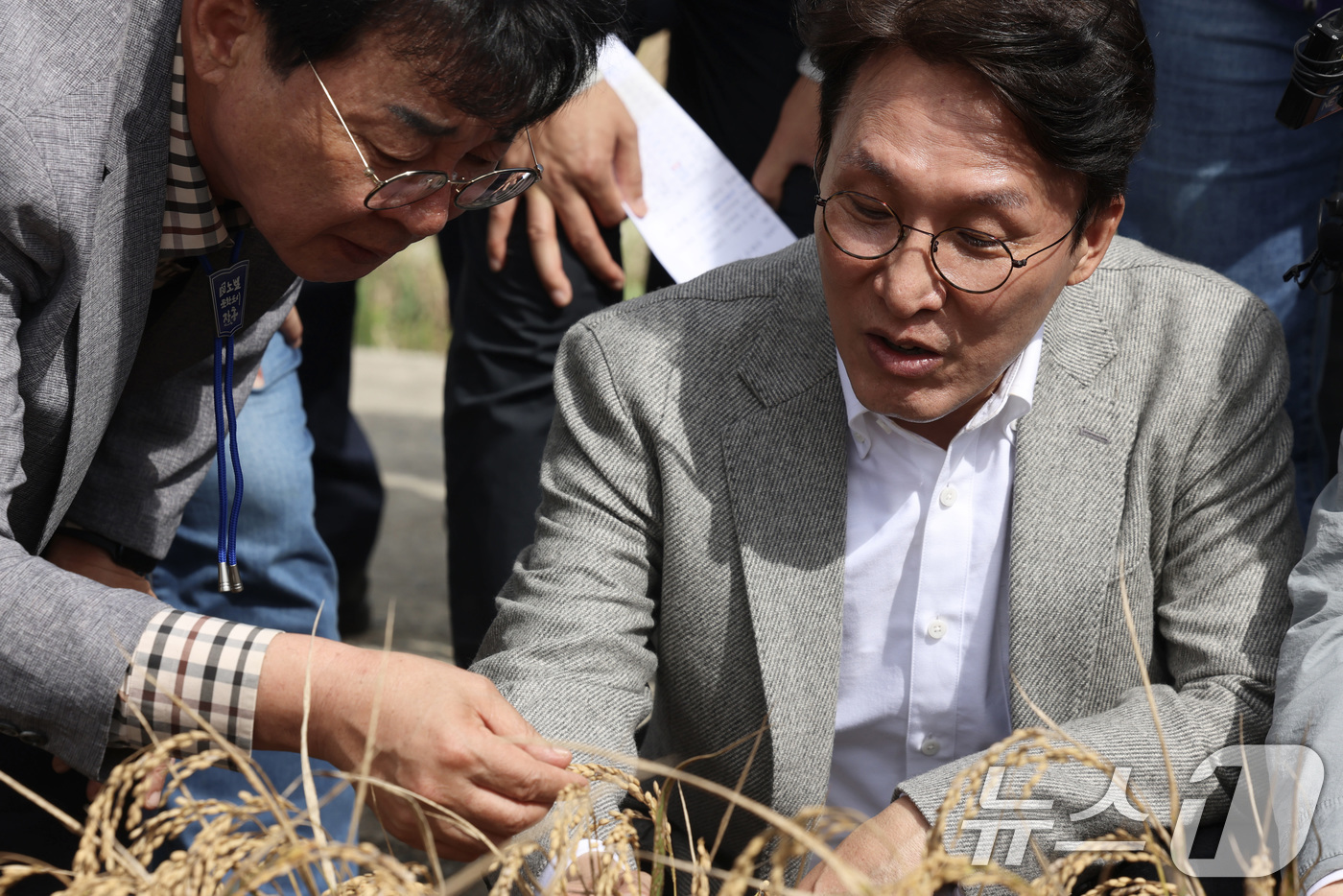 (서울=뉴스1) 임세영 기자 = 김민석 국무총리가 7일 오후 전남 장흥군 안양면 해창리 일원을 방문, ‘벼 깨씨무늬병’ 피해 현장을 점검하고 있다. (총리실 제공. 재판매 및 DB …