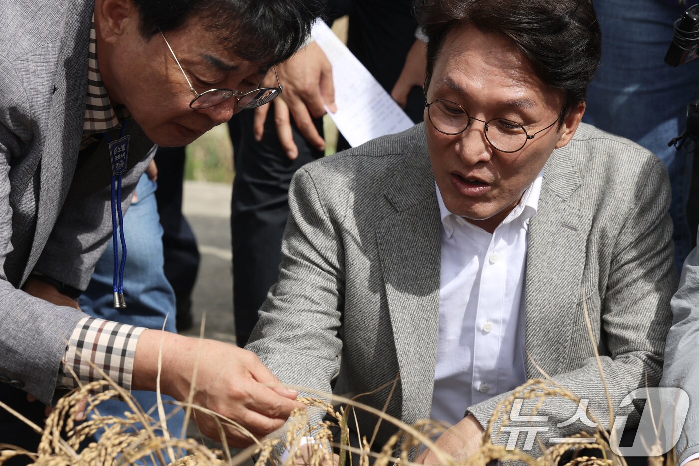 본문 이미지 - 김민석 국무총리가 7일 오후 전남 장흥군 안양면 해창리 일원을 방문, ‘벼 깨씨무늬병’ 피해 현장을 점검하고 있다. &#40;총리실 제공. 재판매 및 DB 금지&#41; 2025.10.7/뉴스1 ⓒ News1 임세영 기자