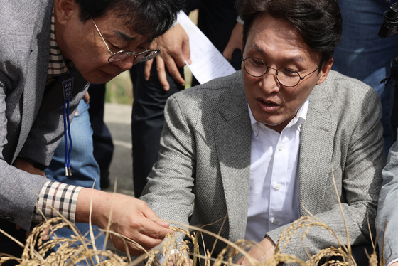 벼 깨씨무늬병 피해 현장 살펴보는 김민석 국무총리