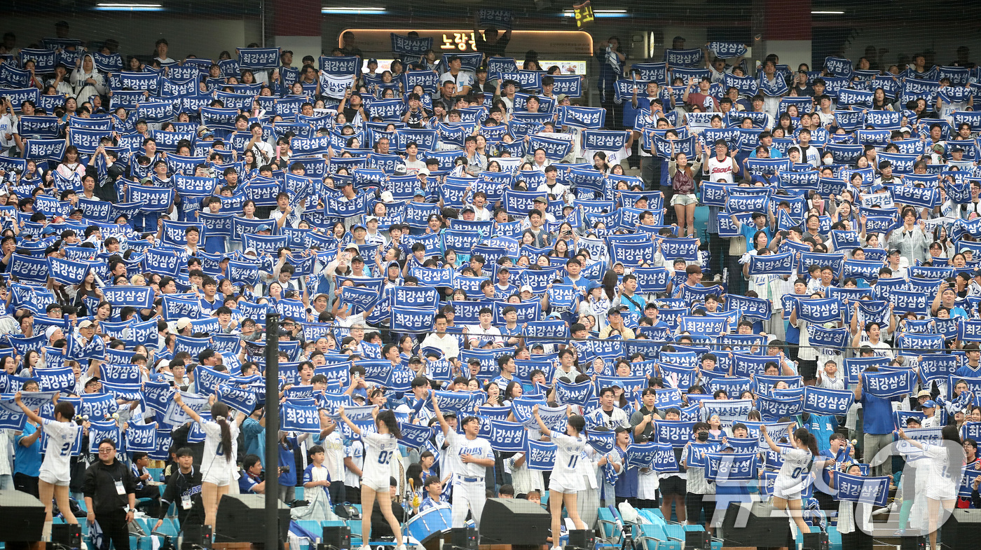 (대구=뉴스1) 공정식 기자 = 7일 오후 대구 삼성라이온즈파크에서 열린 프로야구 2025 신한 SOL뱅크 KBO 와일드카드 결정전 2차전, 삼성 라이온즈와 NC 다이노스의 경기에 …