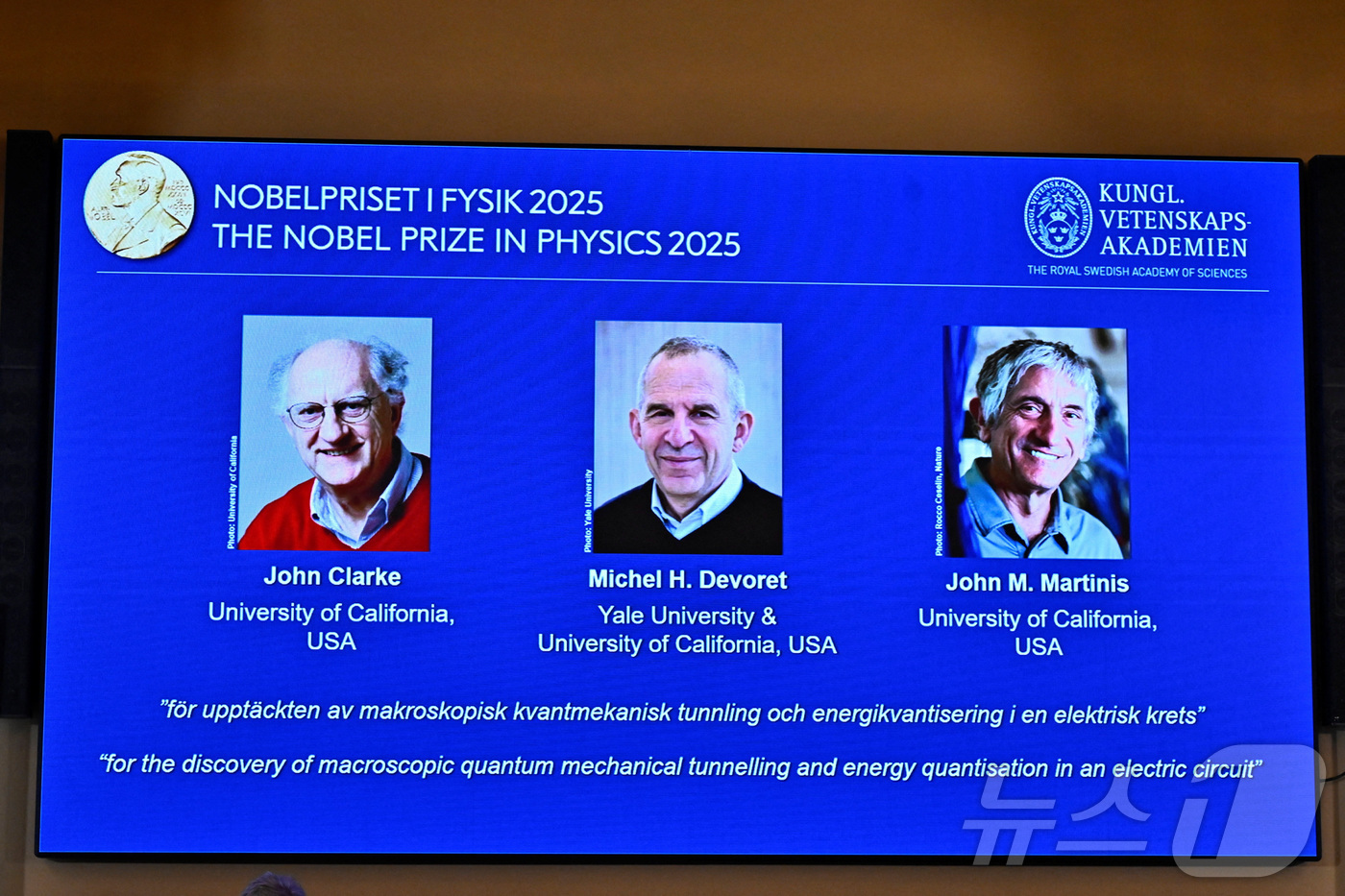 (로이터=뉴스1) = 7일(현지시간) 스웨덴 스톡홀름의 카롤린스카 연구소 노벨 회의장에서 존 클락(화면 왼쪽부터), 미셸 드보레, 존 마르티니스가 노벨 물리학상 수상자로 발표되고 …