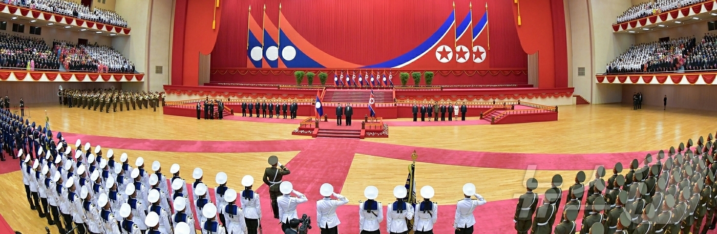 (평양 노동신문=뉴스1) = 북한 노동당 기관지 노동신문은 8일 “조선노동당 총비서이시며 조선민주주의인민공화국 국무위원장이신 경애하는 김정은동지께서 10월 7일 조선노동당창건 80 …