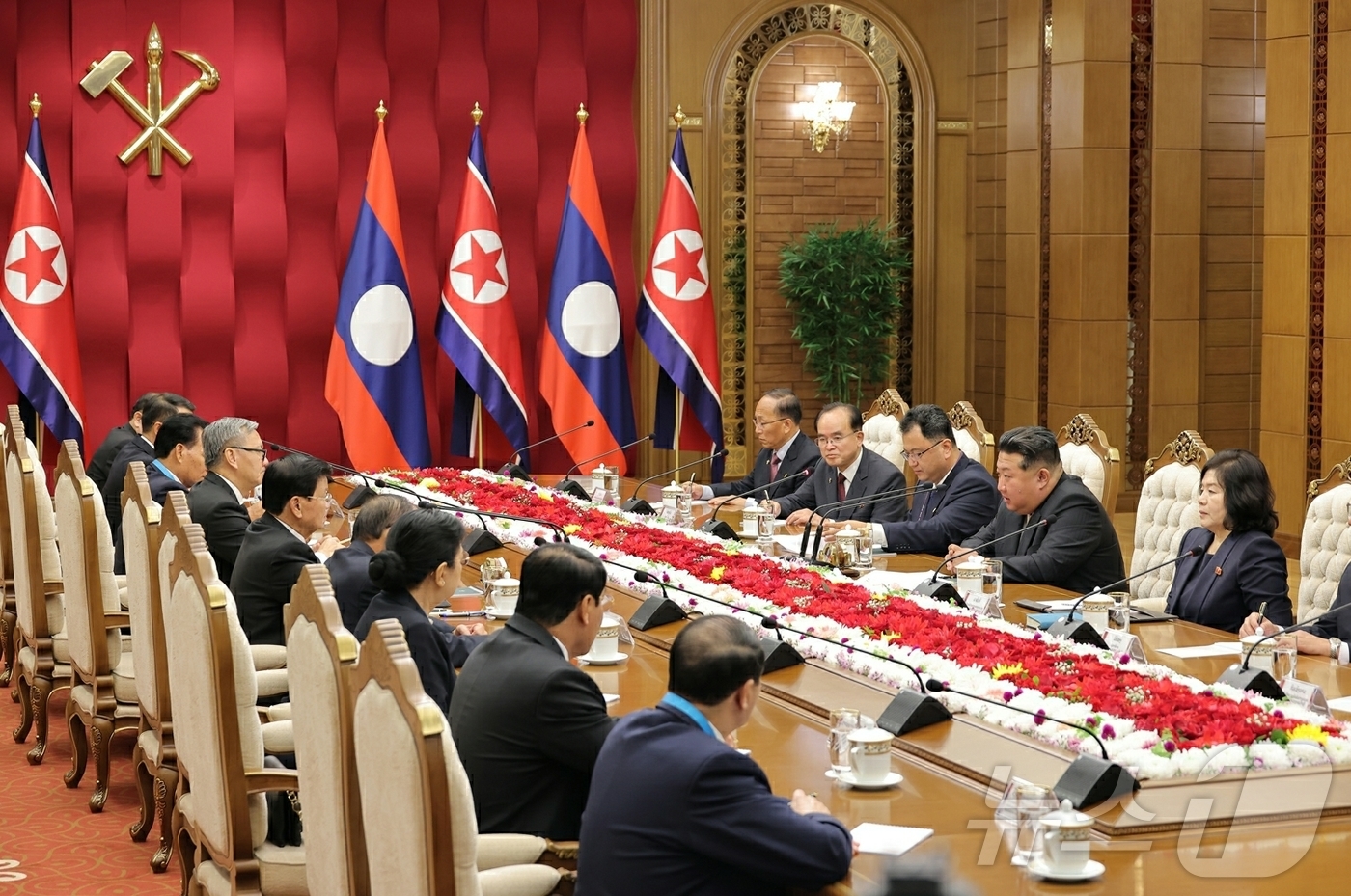 (평양 노동신문=뉴스1) = 북한 노동당 기관지 노동신문은 8일 “조선노동당 총비서이시며 조선민주주의인민공화국 국무위원장이신 경애하는 김정은동지께서 10월 7일 조선노동당창건 80 …