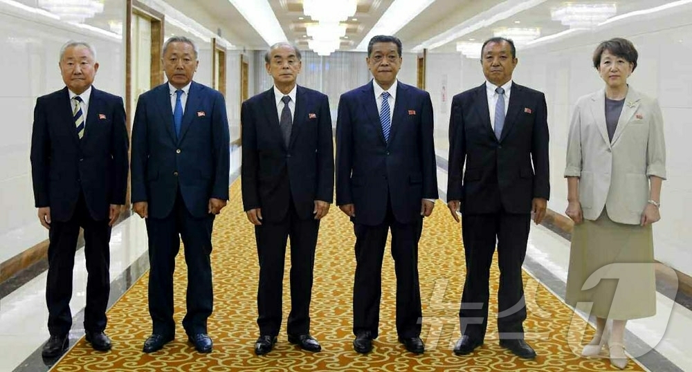 (평양 노동신문=뉴스1) = 북한 노동당 기관지 노동신문은 8일 "부영욱 총련 오사까(오사카)부본부 위원장을 단장으로 하는 조선노동당창건 80돐(주년) 경축 재일본조선인축하단이 7 …