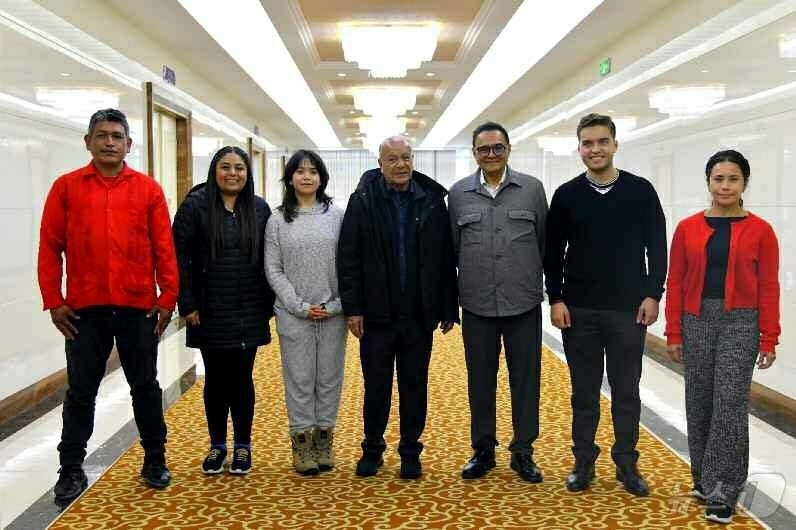 (평양 노동신문=뉴스1) = 북한 노동당 기관지 노동신문은 8일 "조선노동당창건 80돐(주년) 경축행사에 참가하기 위하여 알베르또 아나야 구띠에레스 전국지도자를 단장으로 하는 메히 …