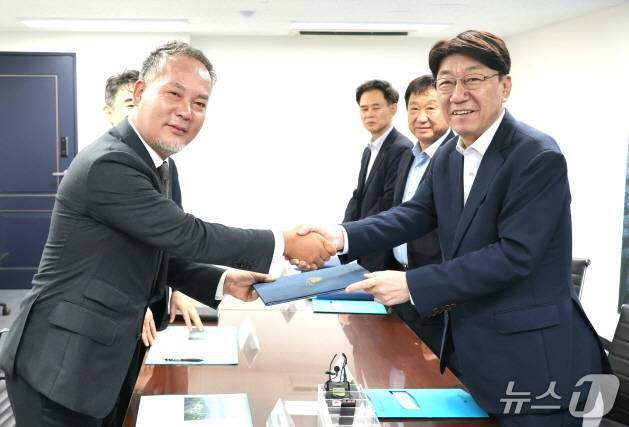 본문 이미지 - 우범기 전주시장&#40;사진 오른쪽&#41;이 지난 9월 29일 전은수 &#40;주&#41;자광 회장을 만나 철저한 사업추진을 당부했다.&#40;전주시 제공, 재판매 및 DB 금지&#41;/뉴스1