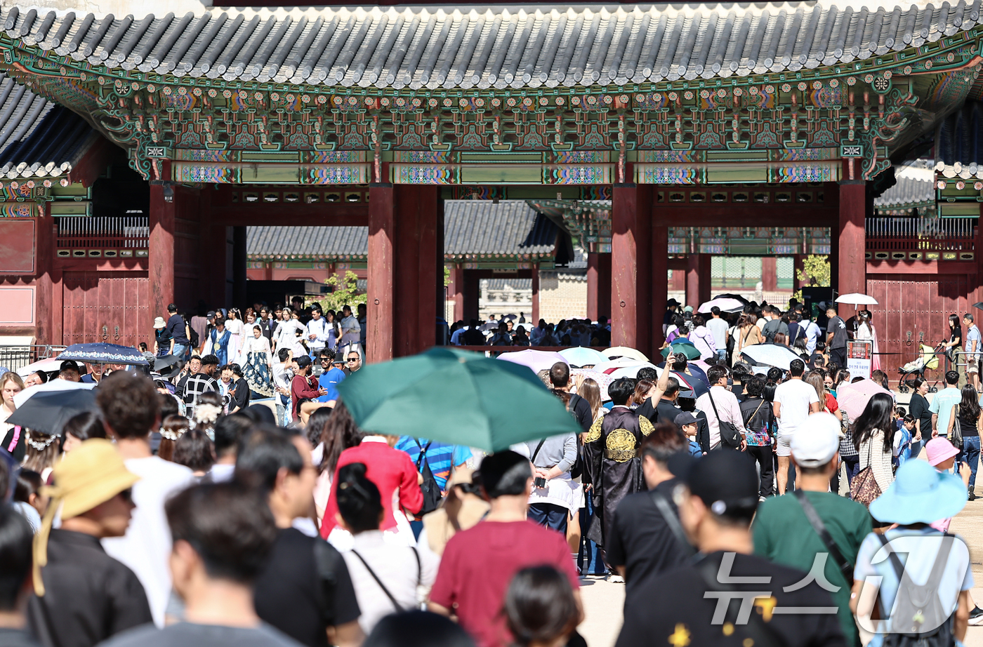 (서울=뉴스1) 김도우 기자 = 추석 연휴인 8일 서울 종로구 경복궁이 관람객들로 붐비고 있다. 2025.10.8/뉴스1