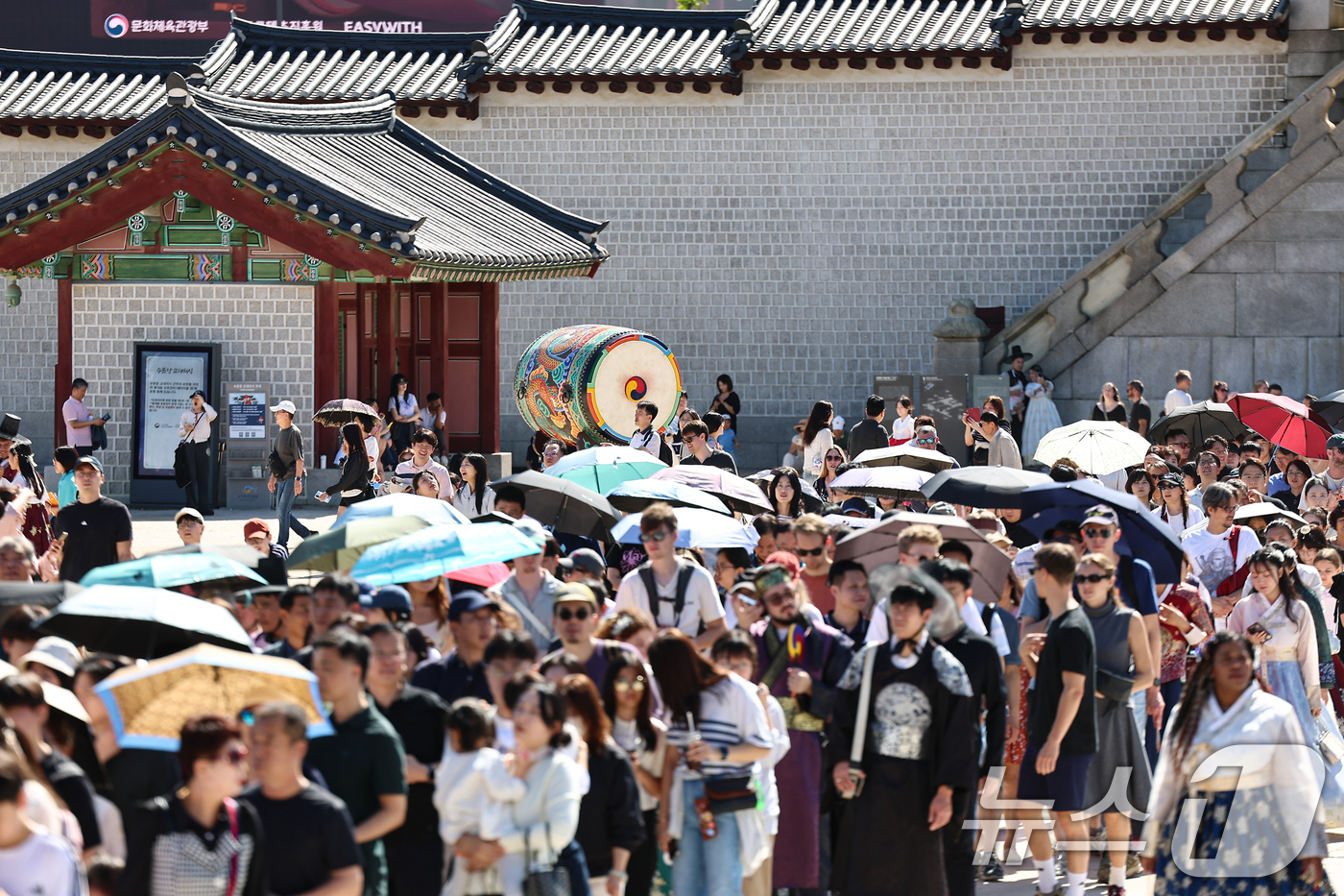 (서울=뉴스1) 김도우 기자 = 추석 연휴인 8일 서울 종로구 경복궁이 관람객들로 붐비고 있다. 2025.10.8/뉴스1