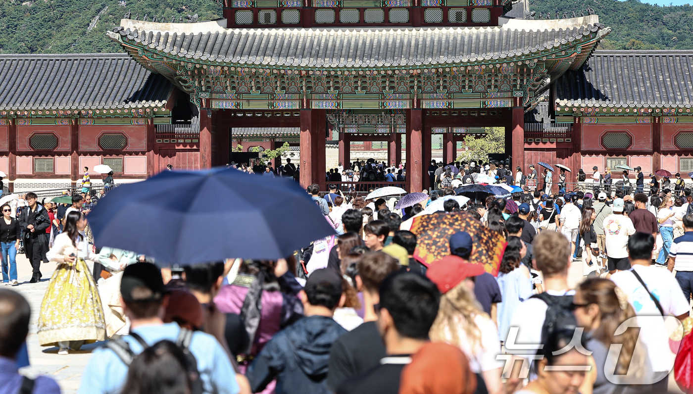 (서울=뉴스1) 김도우 기자 = 추석 연휴인 8일 서울 종로구 경복궁이 관람객들로 붐비고 있다. 2025.10.8/뉴스1