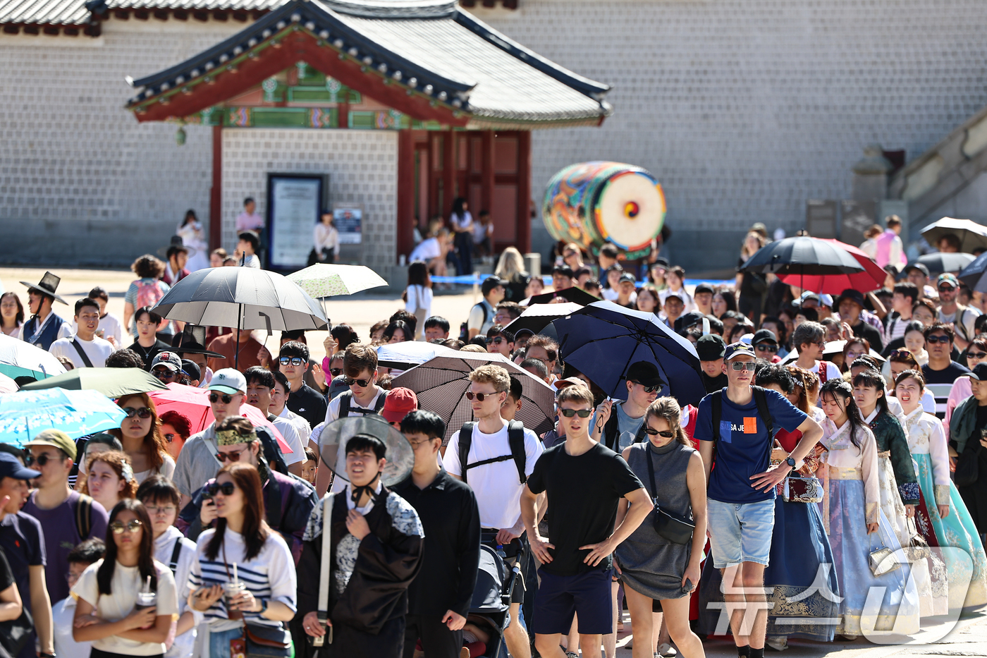 (서울=뉴스1) 김도우 기자 = 추석 연휴인 8일 서울 종로구 경복궁이 관람객들로 붐비고 있다. 2025.10.8/뉴스1
